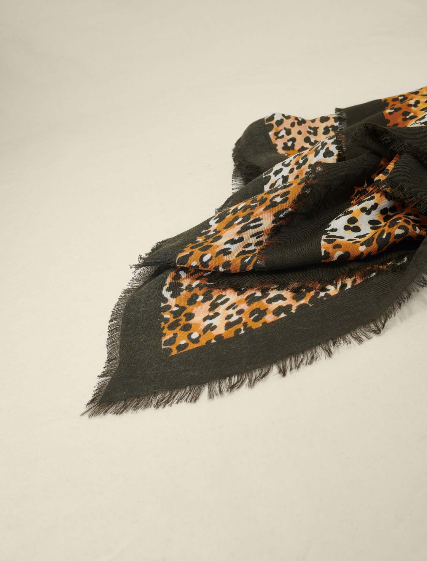 Huivi leopardikuviolla - Beige Leopardi