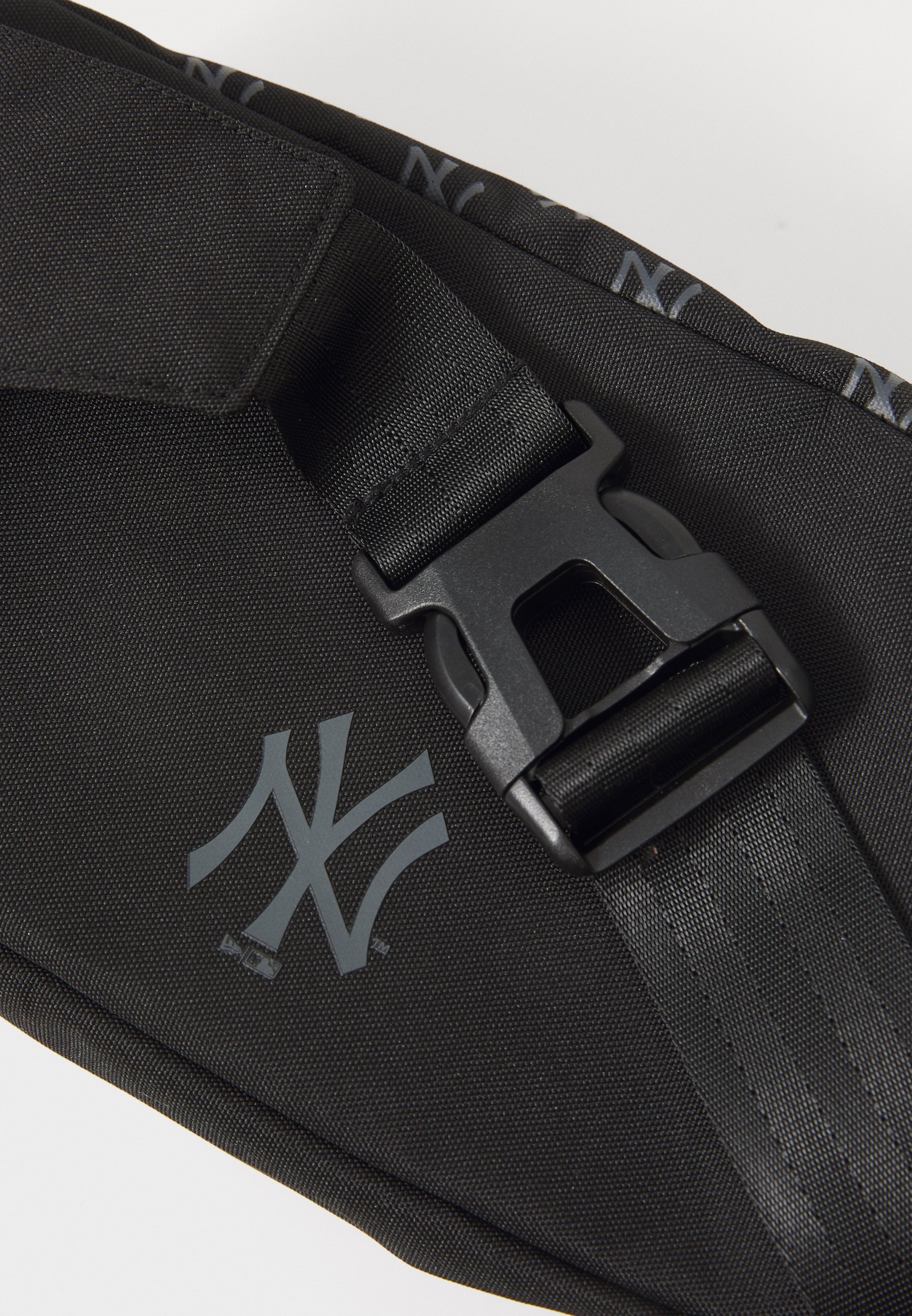 MLB NEW YORK YANKEES MONOGRAM WAIST BAG - Ledvinka - black