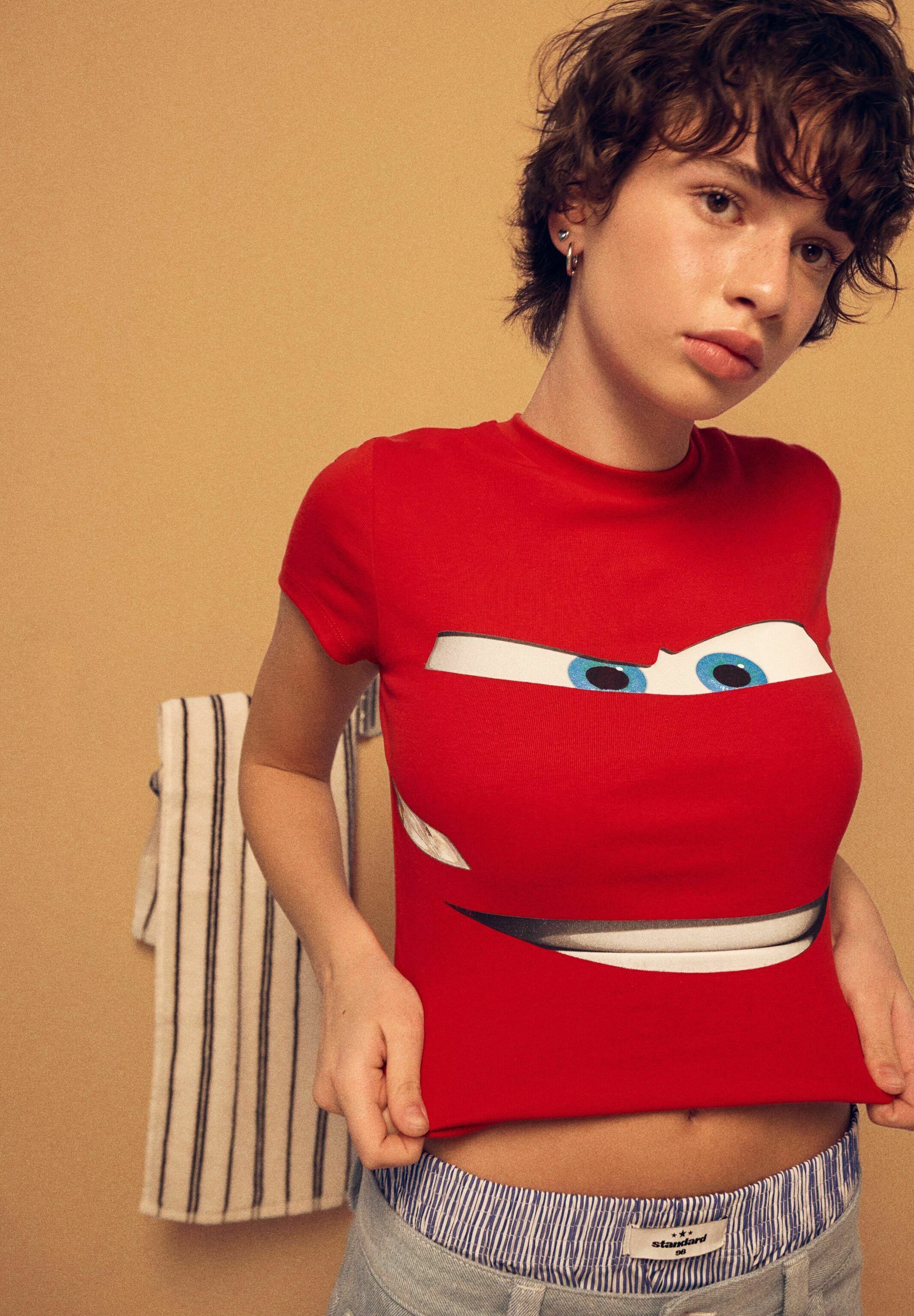 Bershka T-shirt a maniche corte con stampa auto - rossa