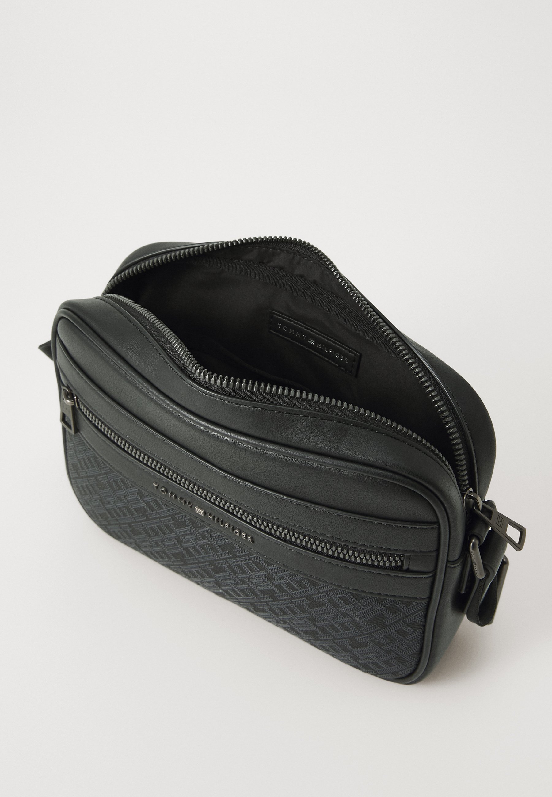 Tommy Hilfiger MONOGRAM REPORTER - Crossbodytas - zwart