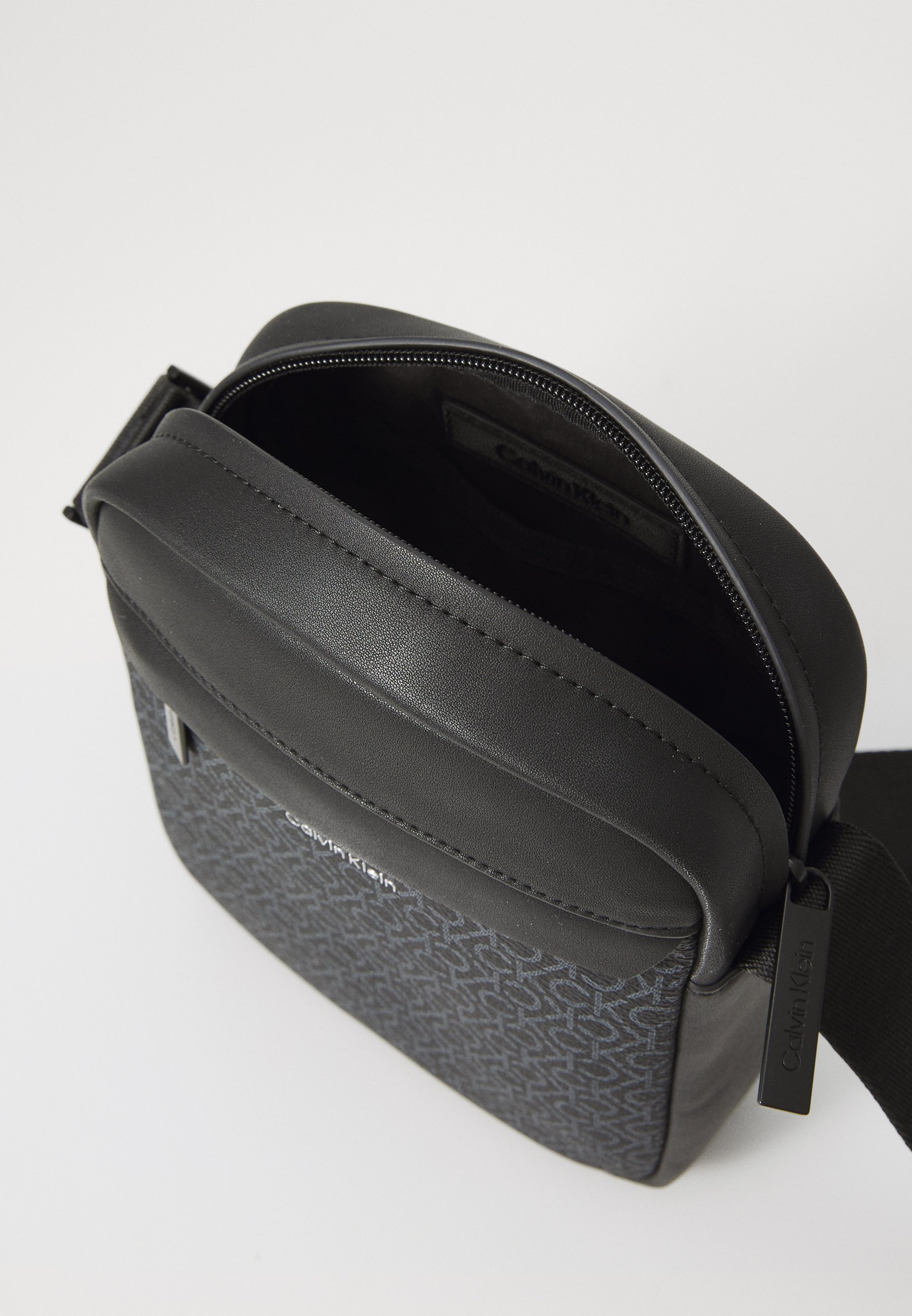 Calvin Klein MUST MONO REPORTER S - Kabelka přes rameno - black