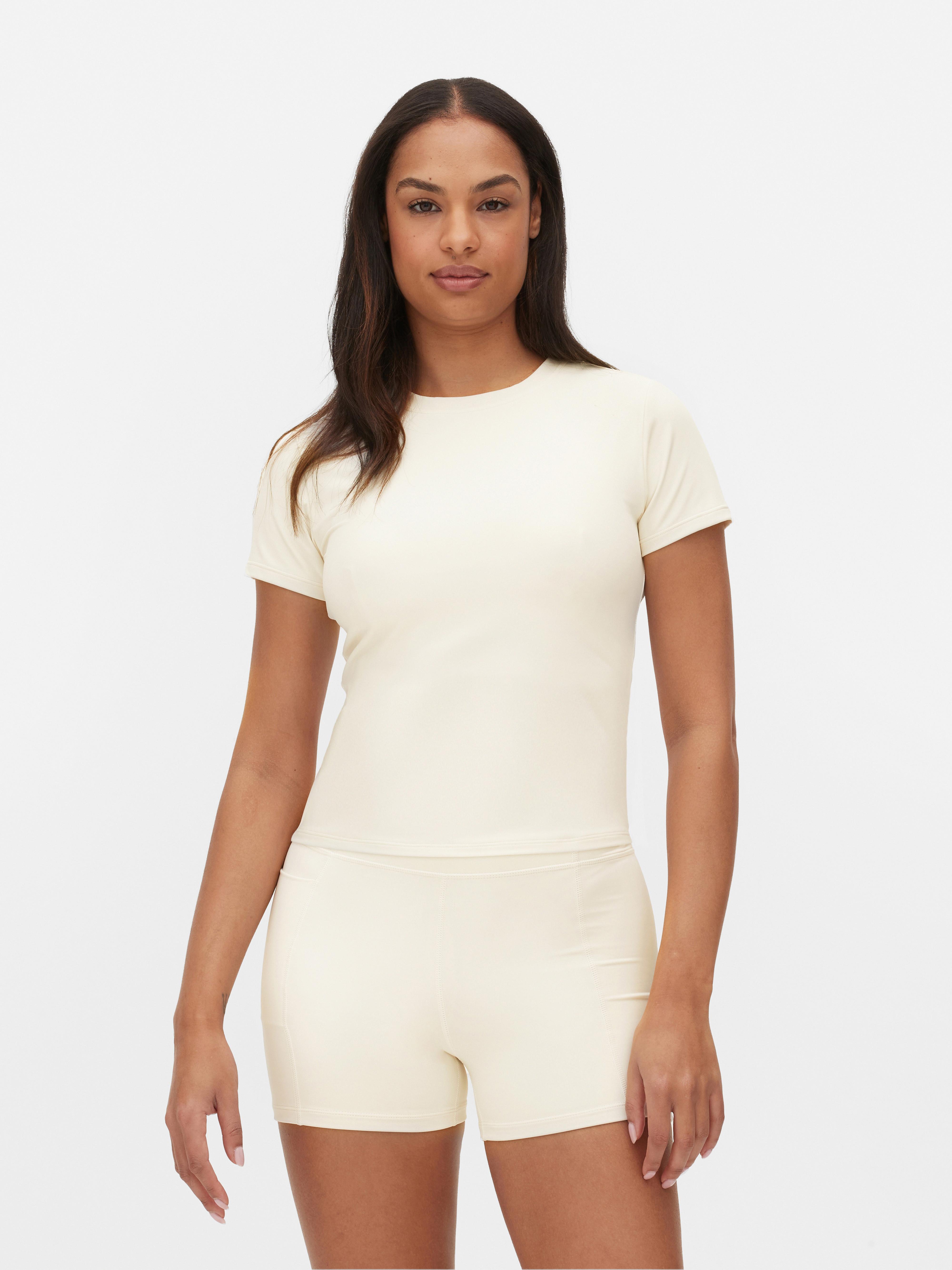 Tricou sport moale ca untul Bucură-te de un antrenament în acest tricou cu guler rotund moale ca untul din colecția noastră sport