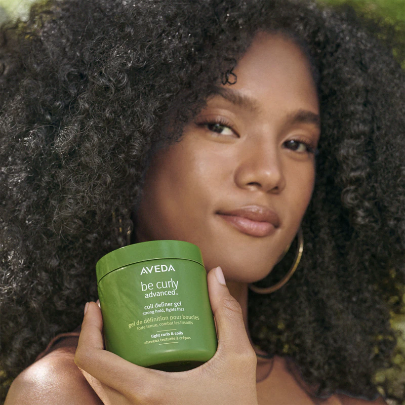 Stylingový gel Aveda Be Curly Advanced™ Coil Definer Gel pro kudrnaté vlasy