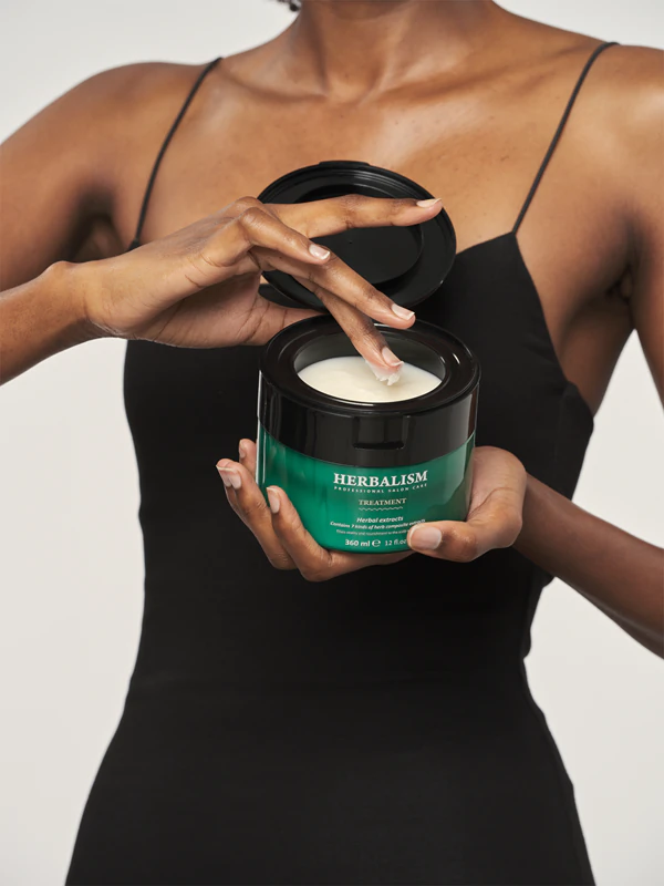 Máscara herbal La'dor Herbalism para cabelos fracos e com tendência à queda.