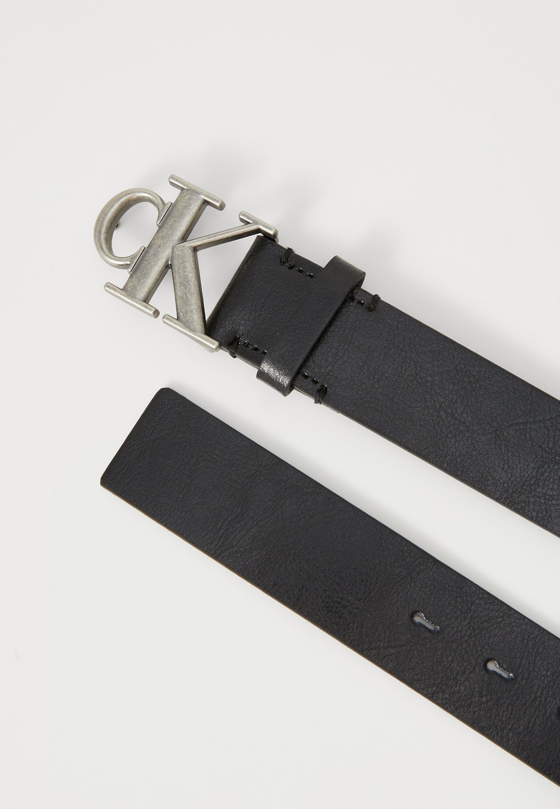 Calvin Klein Gürtel mit Schnalle „TUMBLED“ – schwarz/antike silberfarben