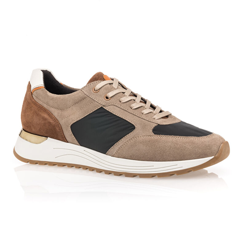 Zapatillas deportivas para hombre color beige.