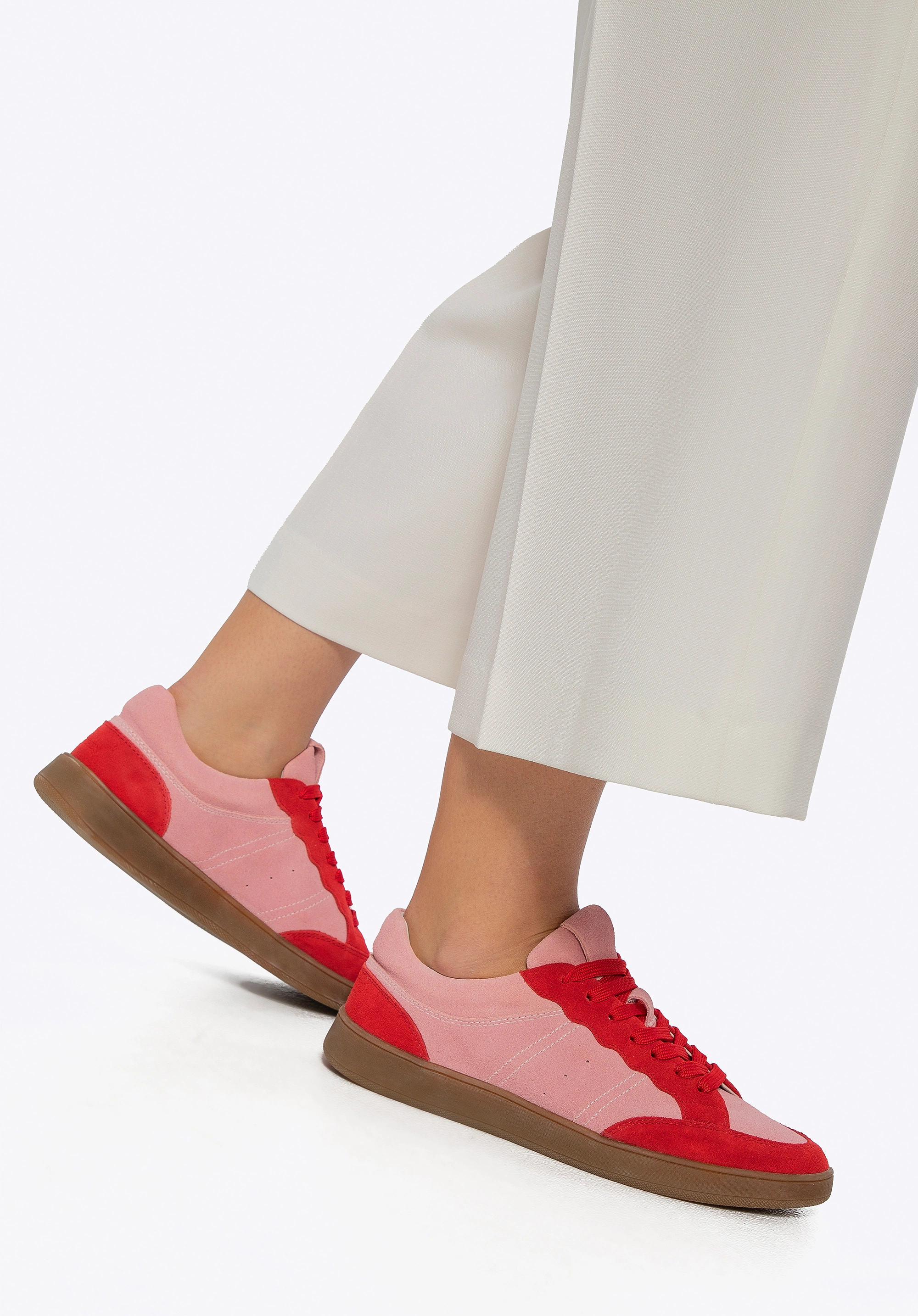 Zamszowe sneakersy z kontrastowymi elementami różowo - czerwone