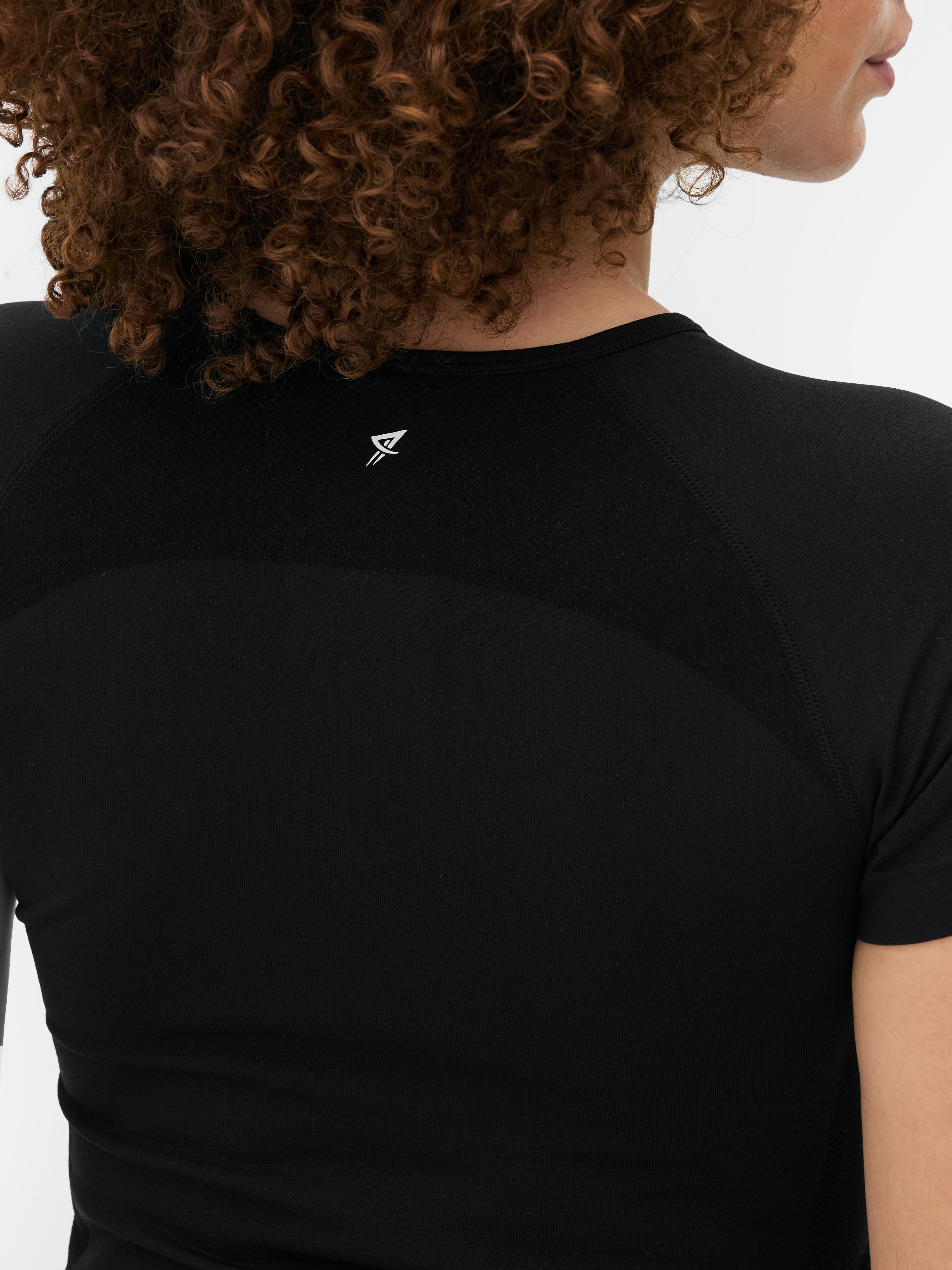 Top sportivo a maniche corte senza cuciture. Un top sportivo con scollo rotondo, maniche corte ed elasticizzato.