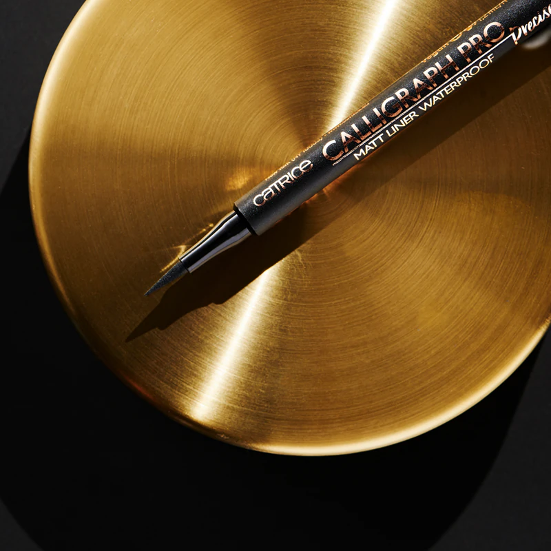 Caneta delineadora Catrice Calligraph Pro Precise 24h Matt à prova d'água