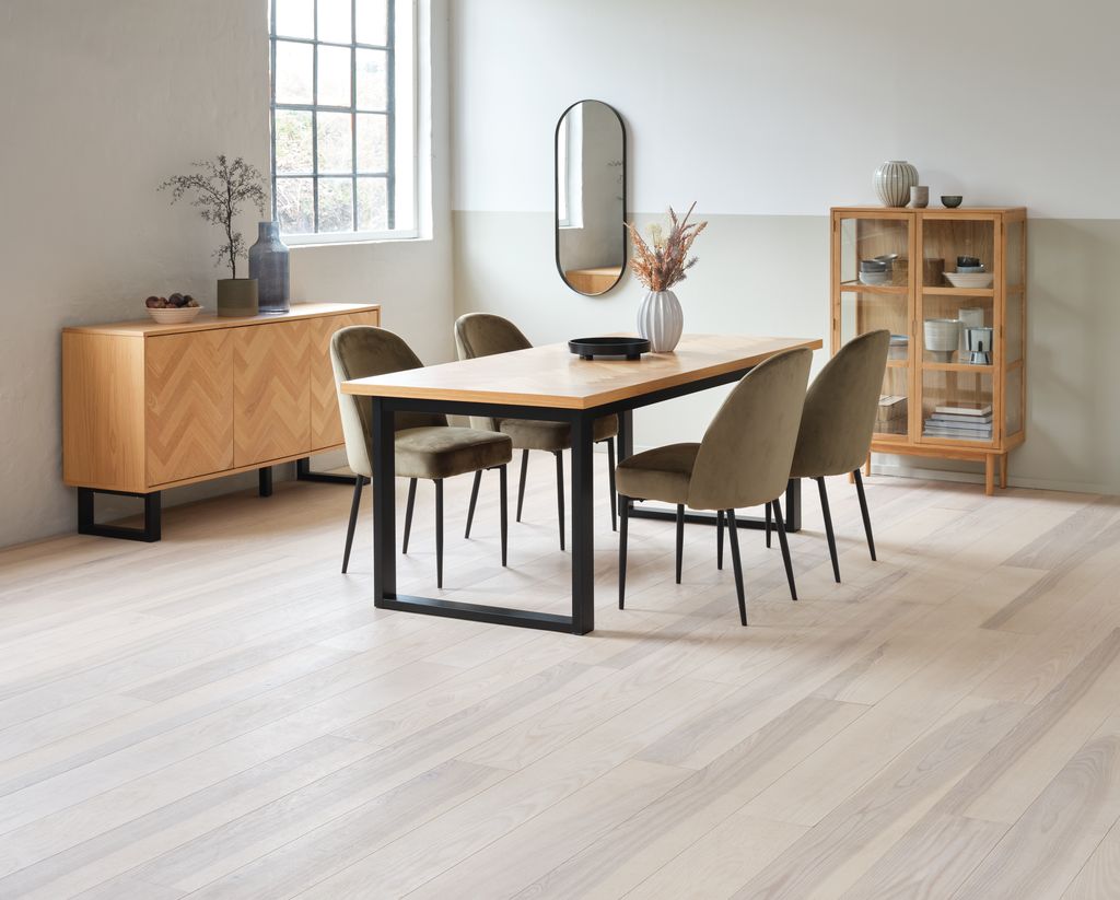 VESTERBY Vitrina VESTERBY žema, 2 durų, natūralaus ąžuolo