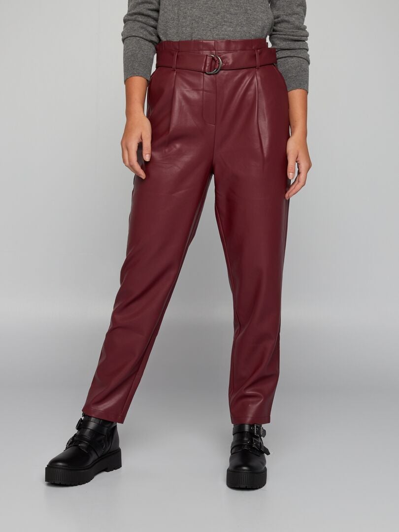 Calça de couro sintético com cinto - VERMELHA