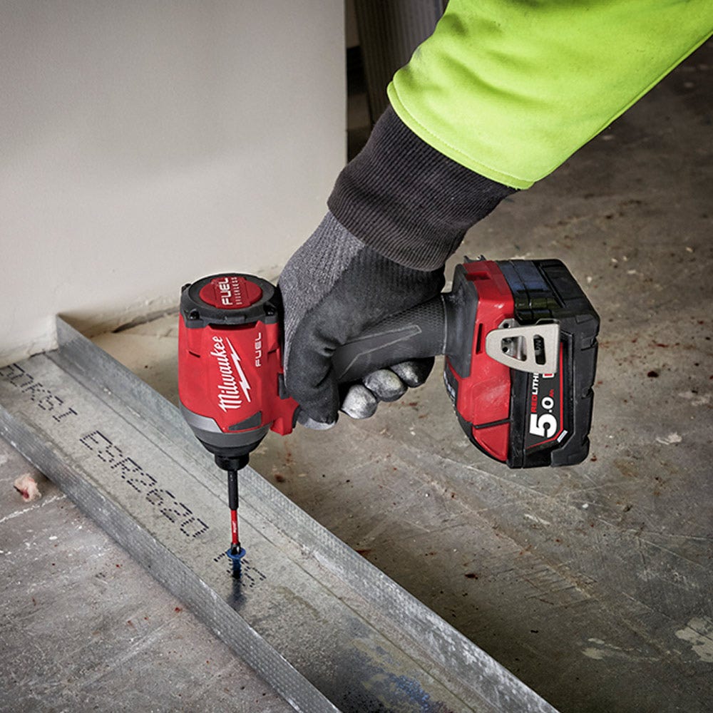Parafusadeira de impacto hexagonal licenciada MILWAUKEE 18V Fuel™ de 1/4