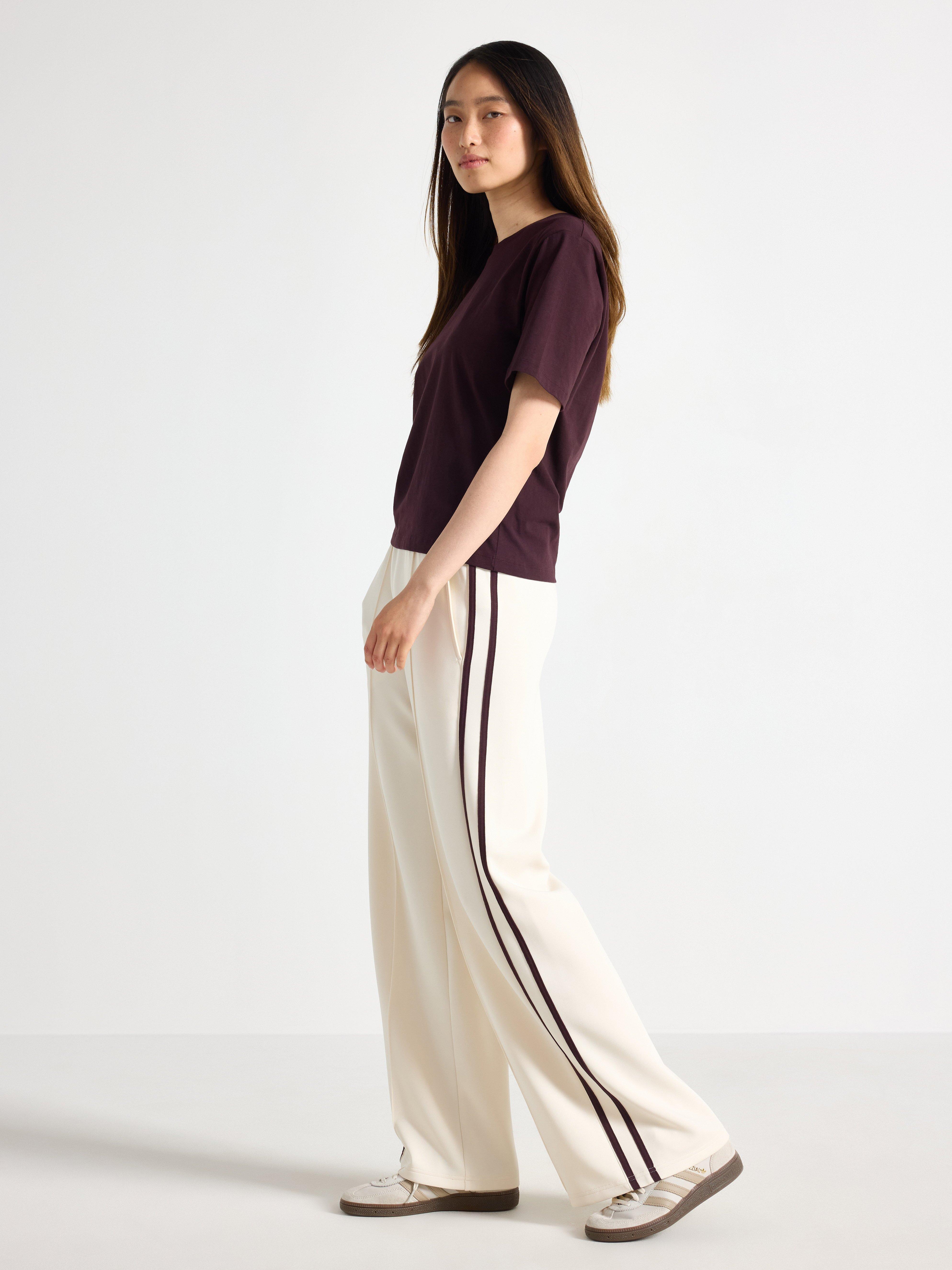 Pantalones anchos de punto color beige claro.