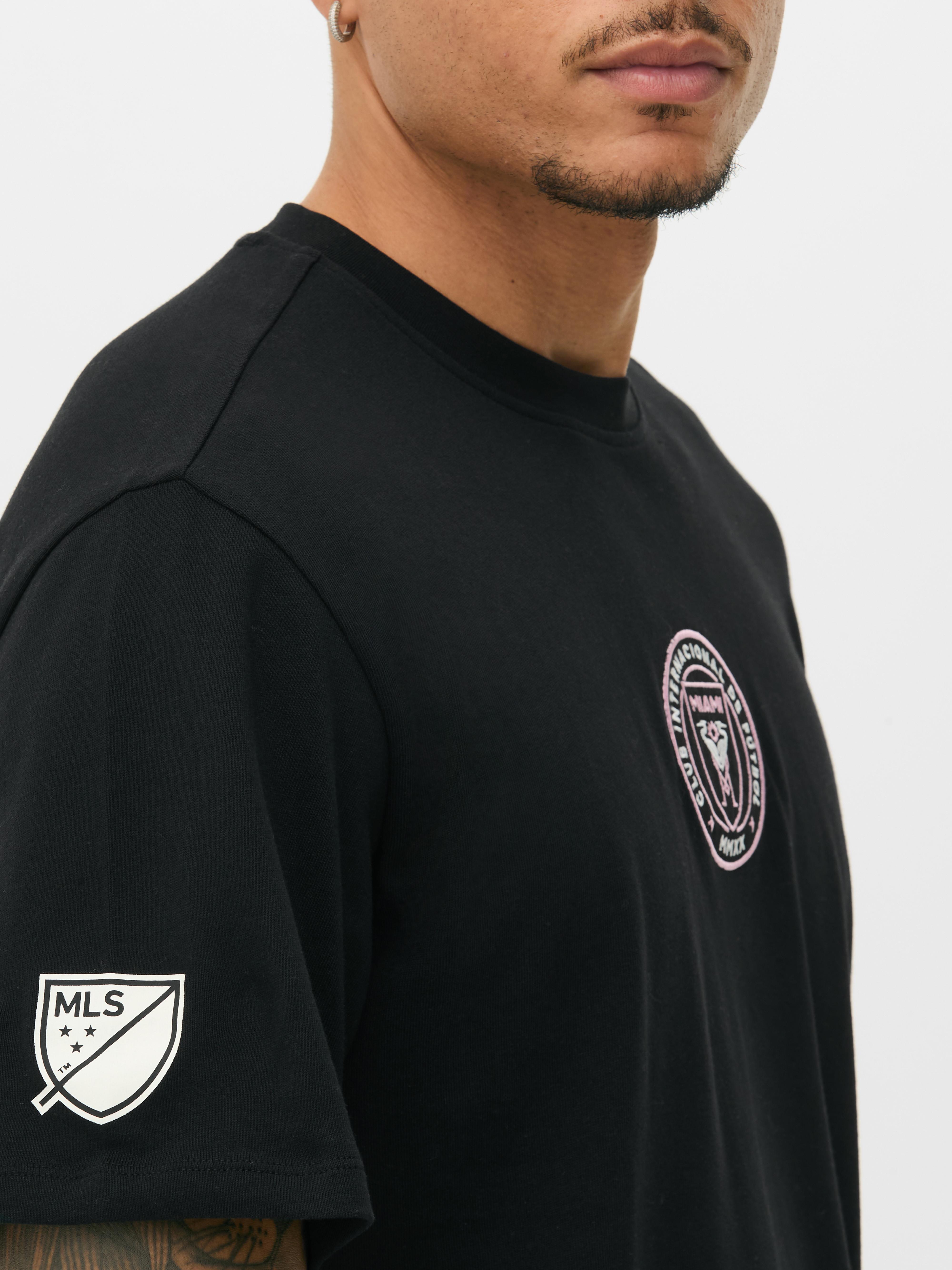 Inter Miami T-Shirt mit Stickerei. Kurzarm-T-Shirt mit gesticktem Inter Miami-Logo und Aufdruck auf der Rückseite.
