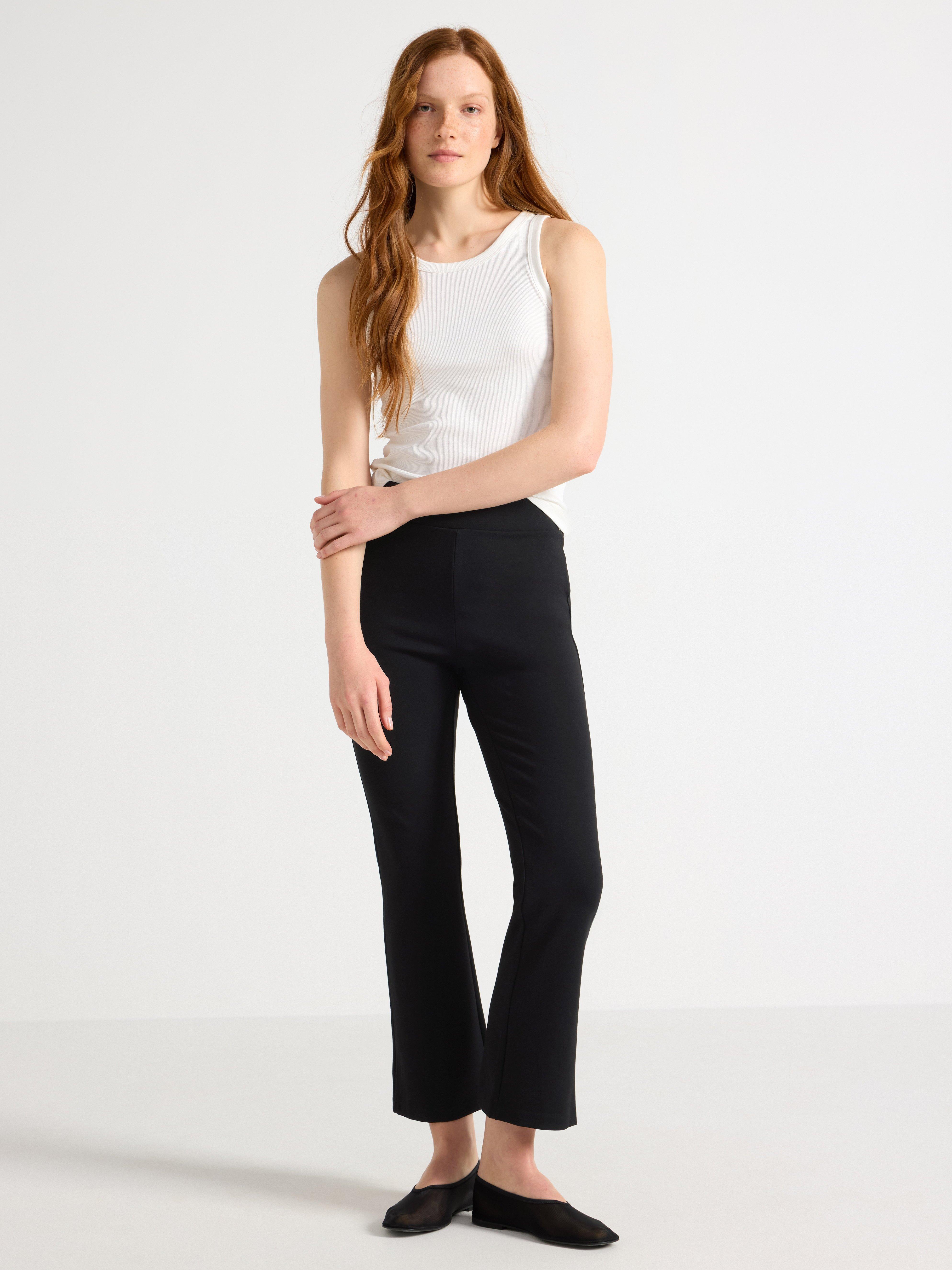 Calça cropped flare preta