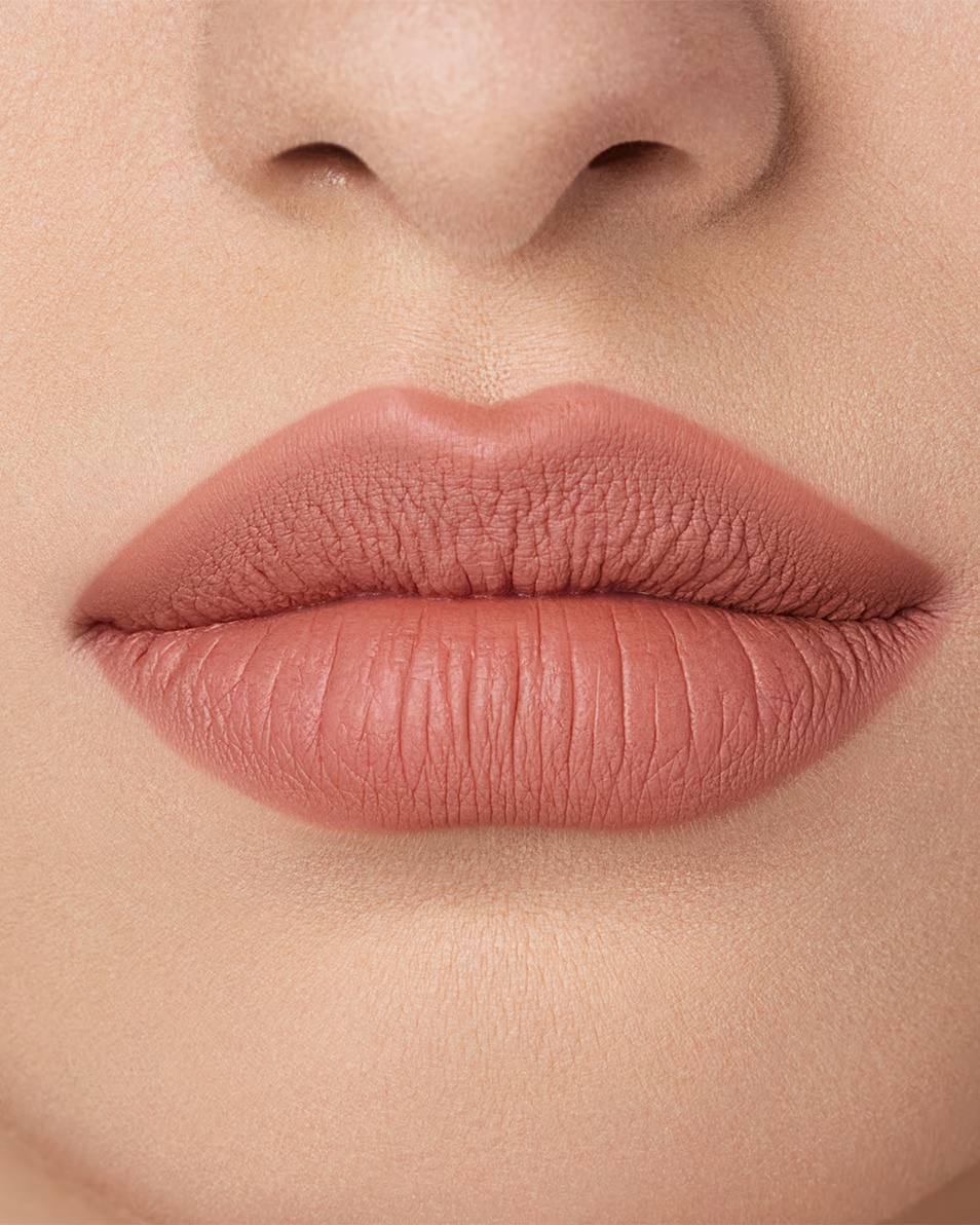 ANASTASIA BEVERLY HILLS DUO DE BUZE PLIN DE PUȚINE ȘI SCULPTATE, RUJ SATINAT PEACH BUD, CREȘTER DE BUZE COPT LA SOARE