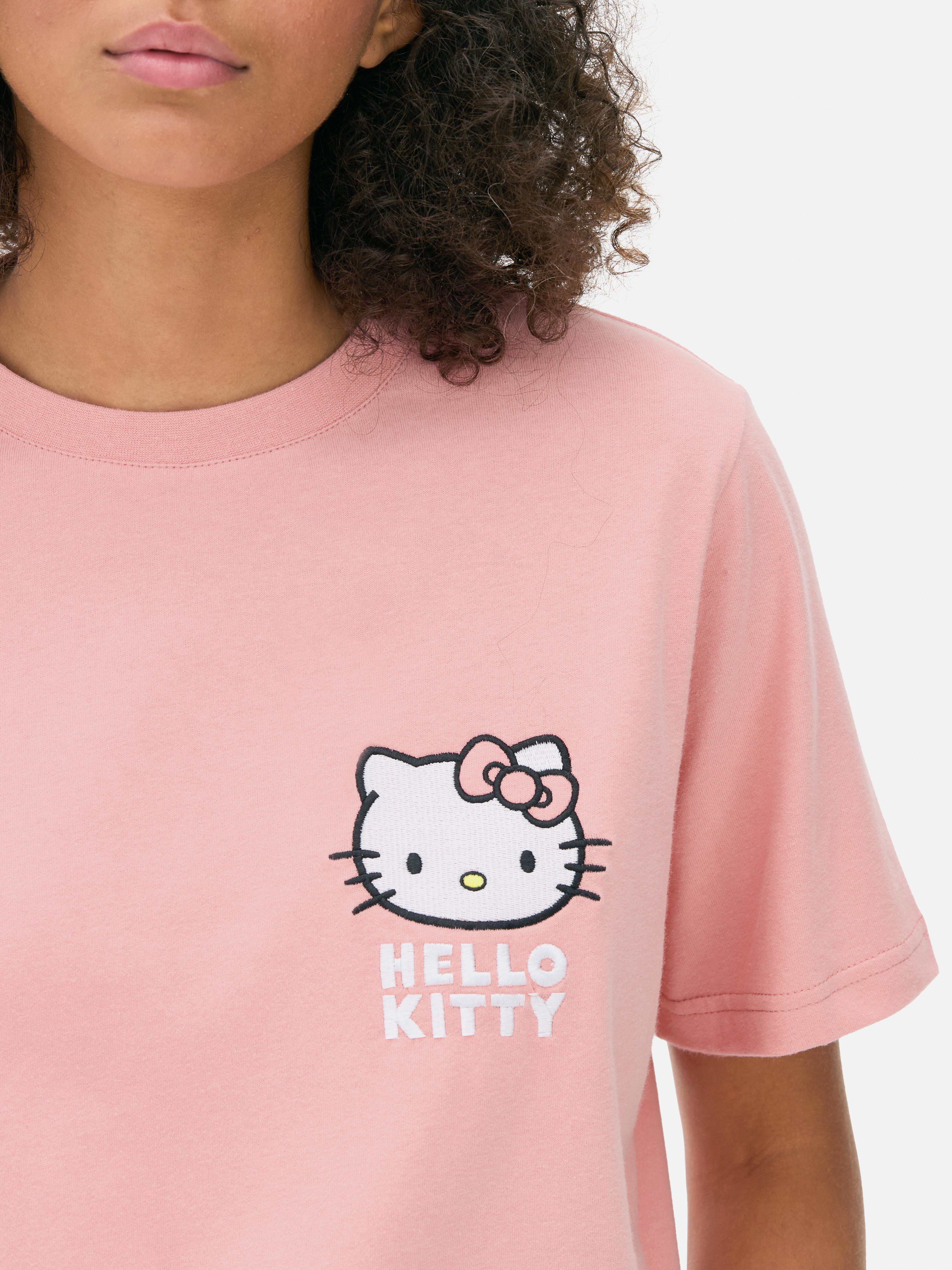 Tricou cu imprimeu Hello Kitty. Acest tricou supradimensionat cu Hello Kitty, cu decolteu rotund și mâneci scurte, este o piesă drăguță de bază.
