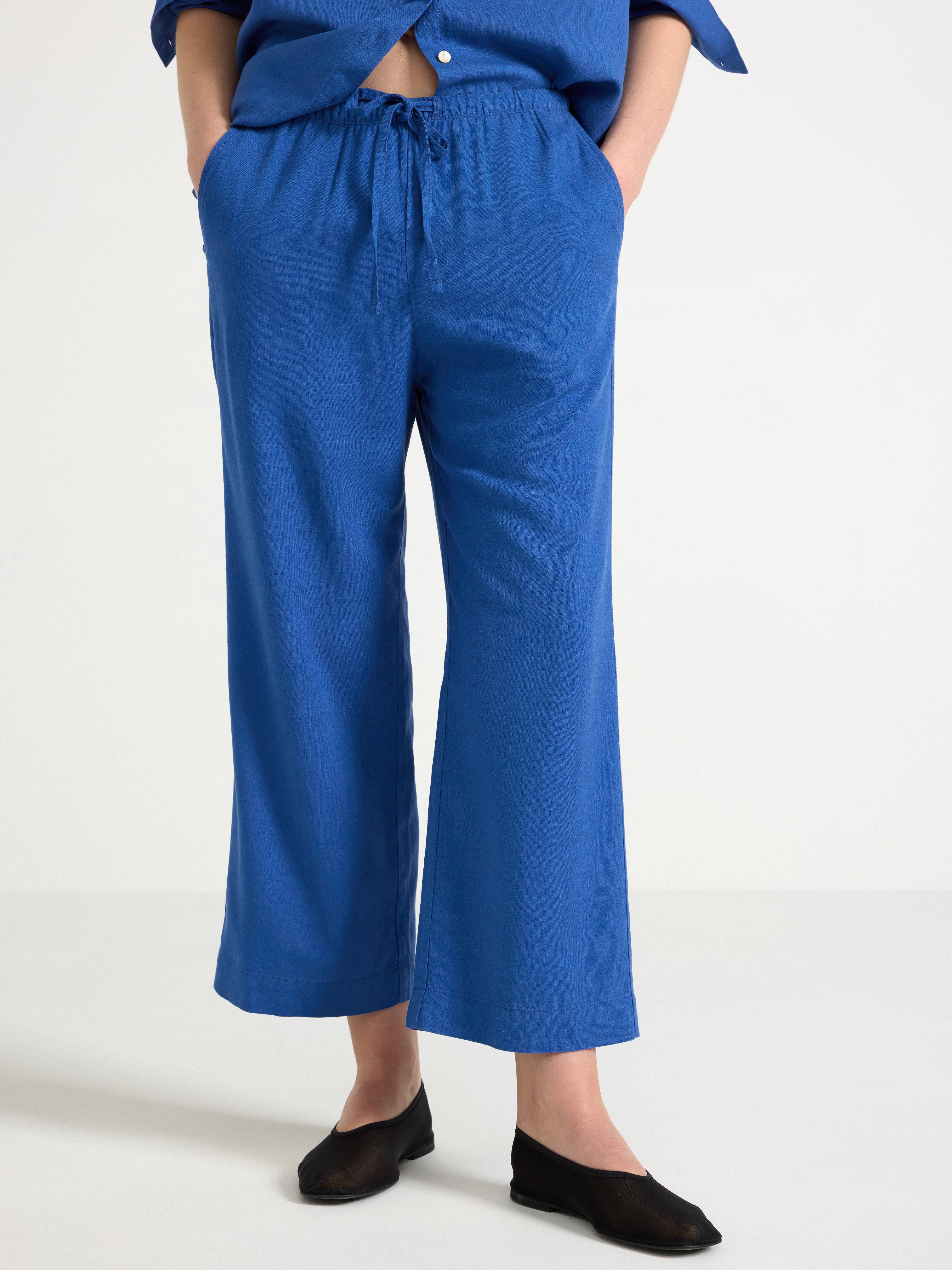 BELLA raka croppade byxor i linneblandning Blue