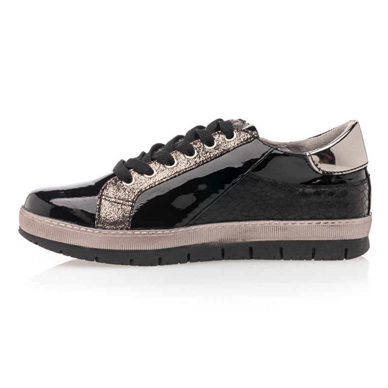 Zapatillas deportivas para mujer en color negro.