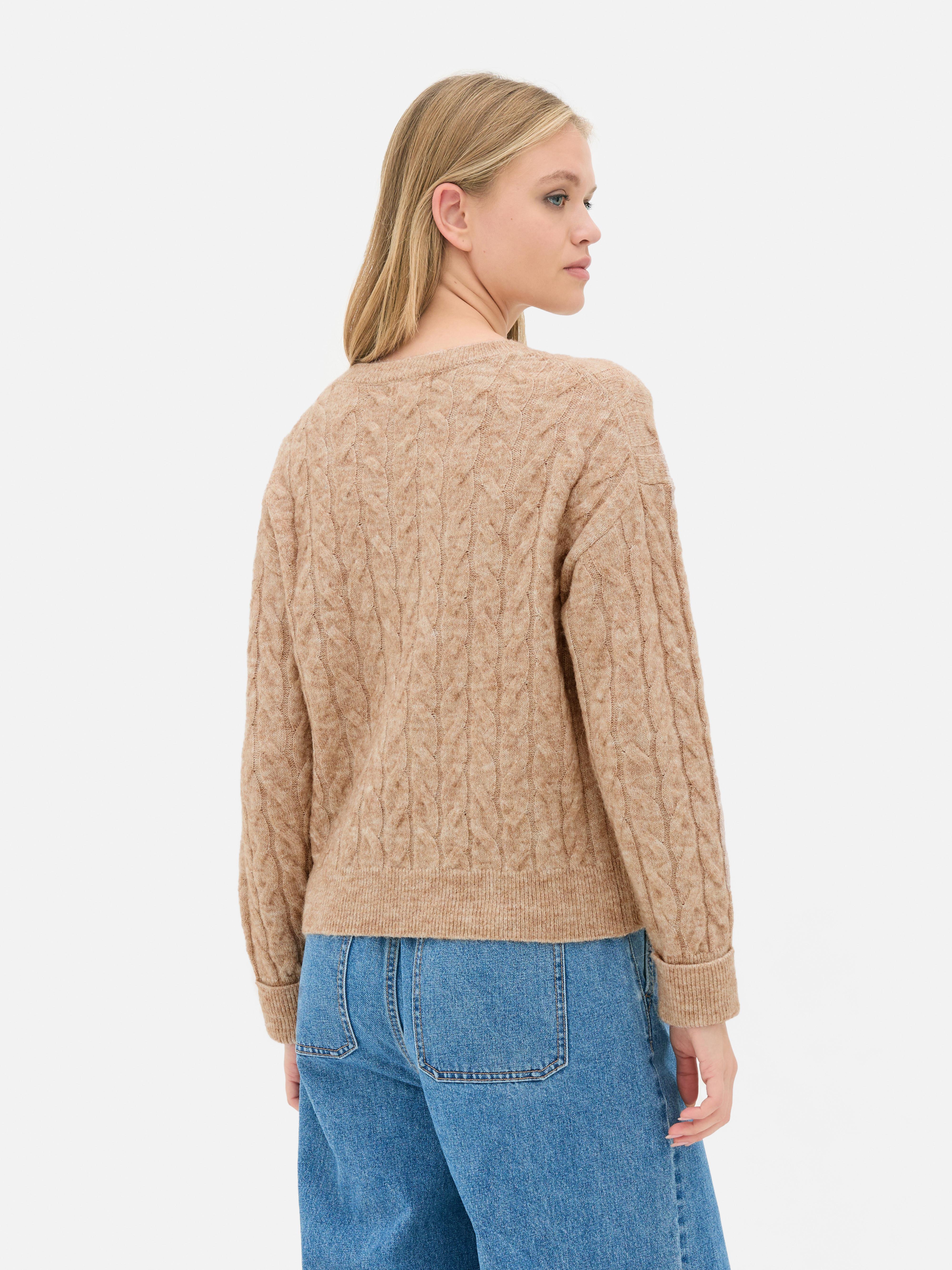 Zopfstrickpullover Ein Zopfstrickpullover mit Rundhalsausschnitt und klassischer Passform