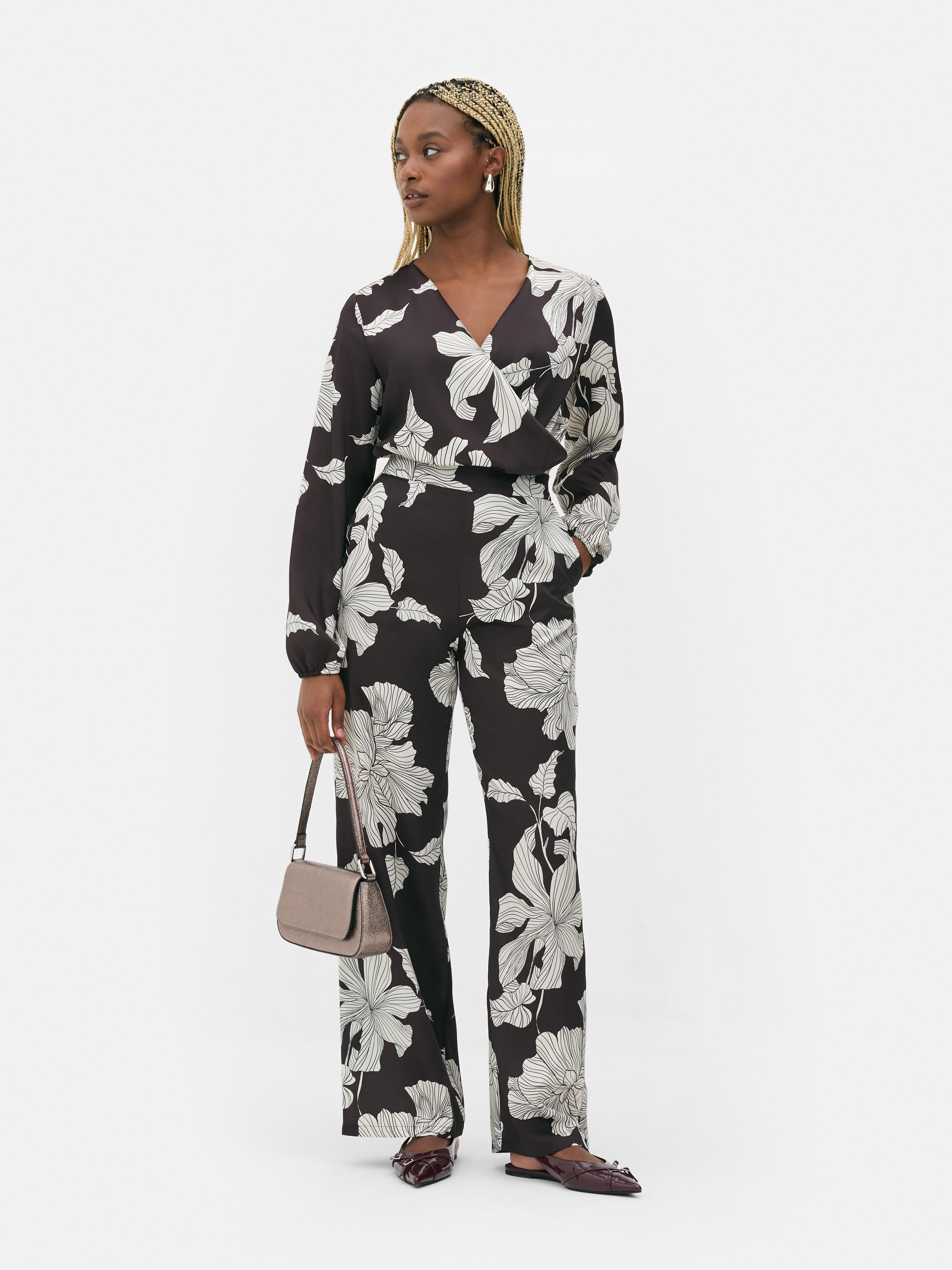 Passende Satinhose mit Blumenmuster. Gerade geschnittene Satinhose mit durchgehendem Blumenmuster.