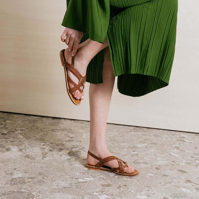 Sandales plates tressées  en cuir cognac