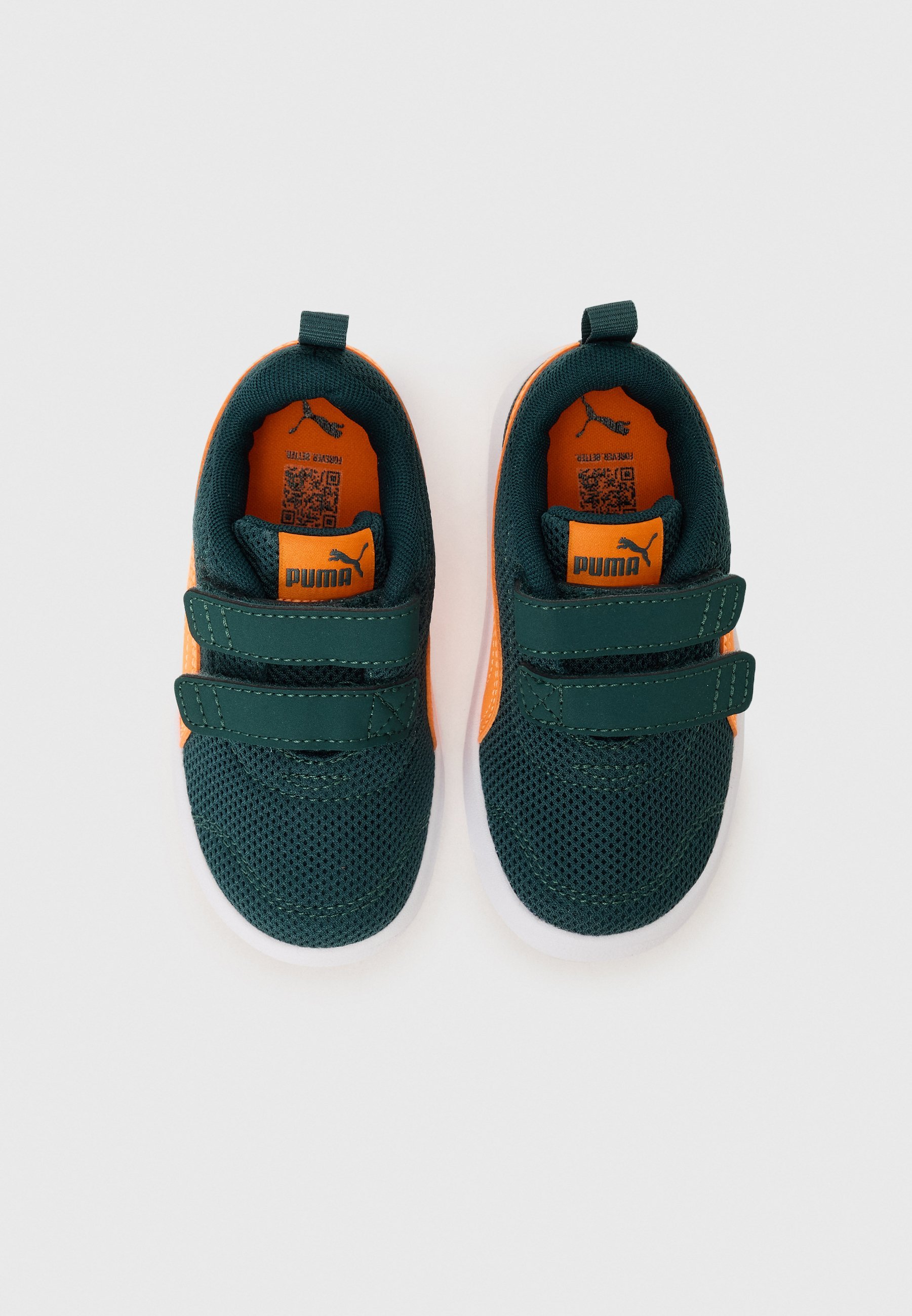 Puma COURTFLEX V3 UNISEX - Hardloopschoenen voor op de weg - groen terrein/oranje glo