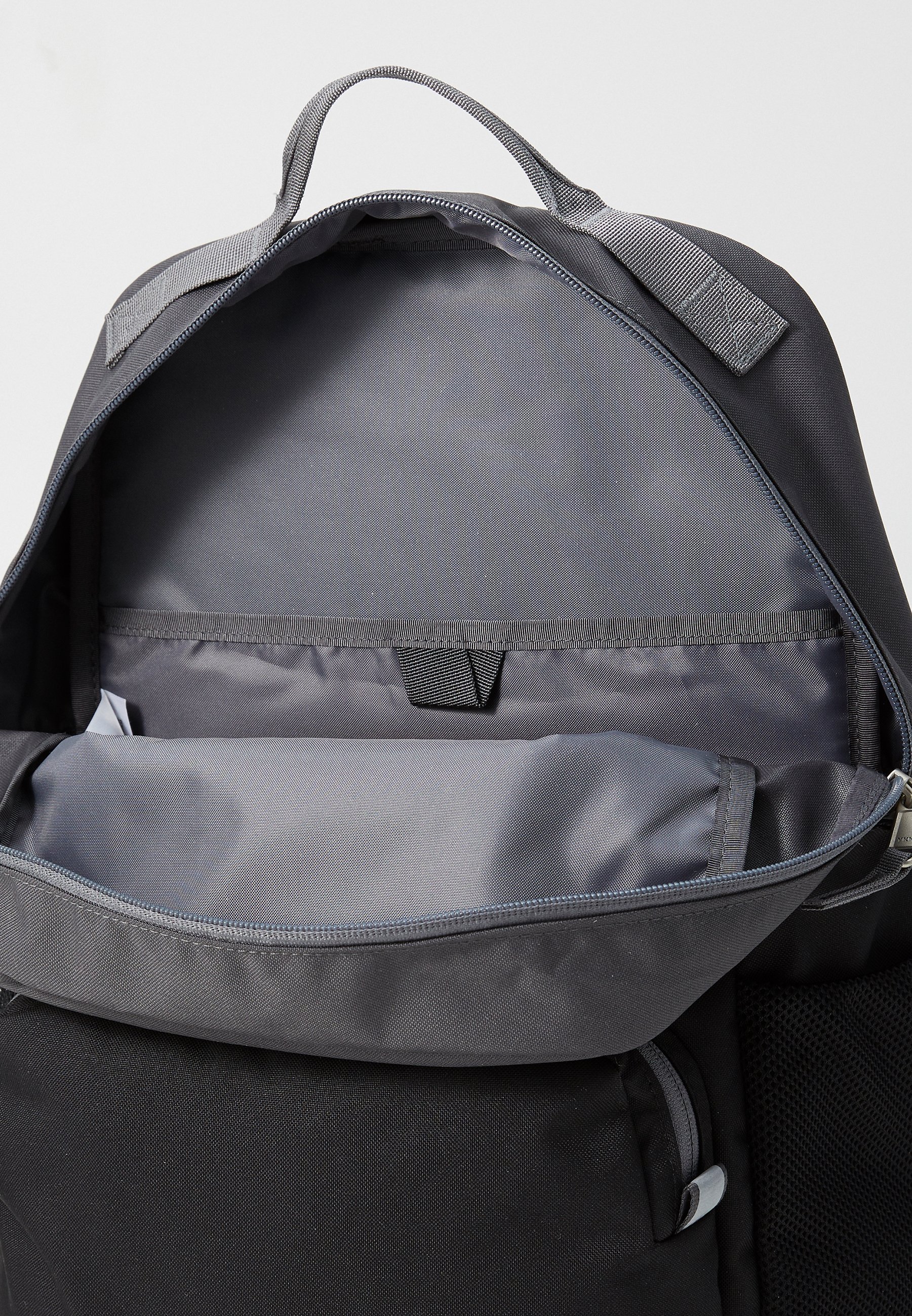 The North Face CHUCKWALLA DAYPACK UNISEX - Rugzak - antracietgrijs/tnf zwart