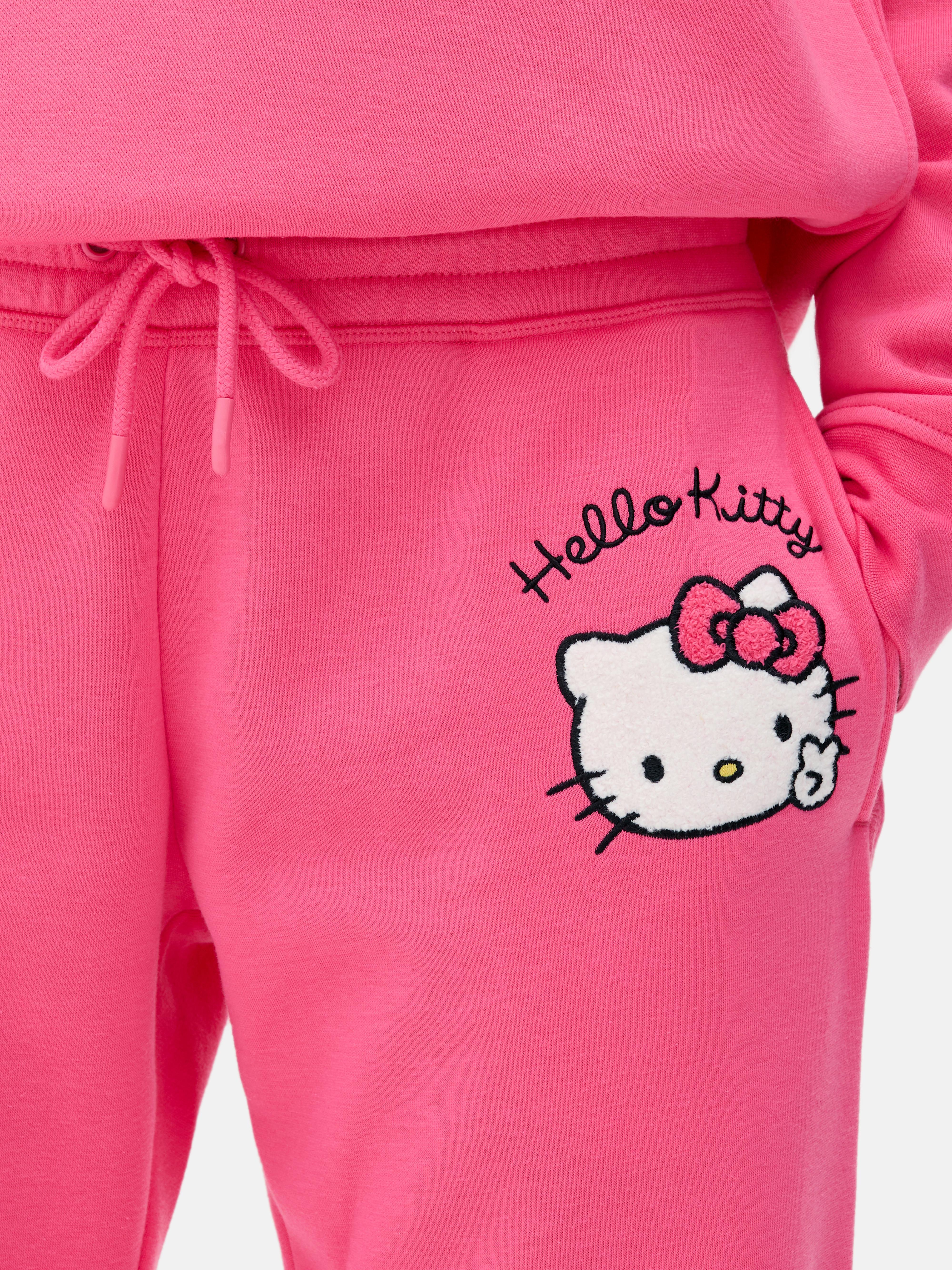 Pantaloni de trening asortați cu etichetă cu logo-ul Hello Kitty. Câștigă puncte kawaii cu acești pantaloni de trening Hello Kitty cu etichetă.