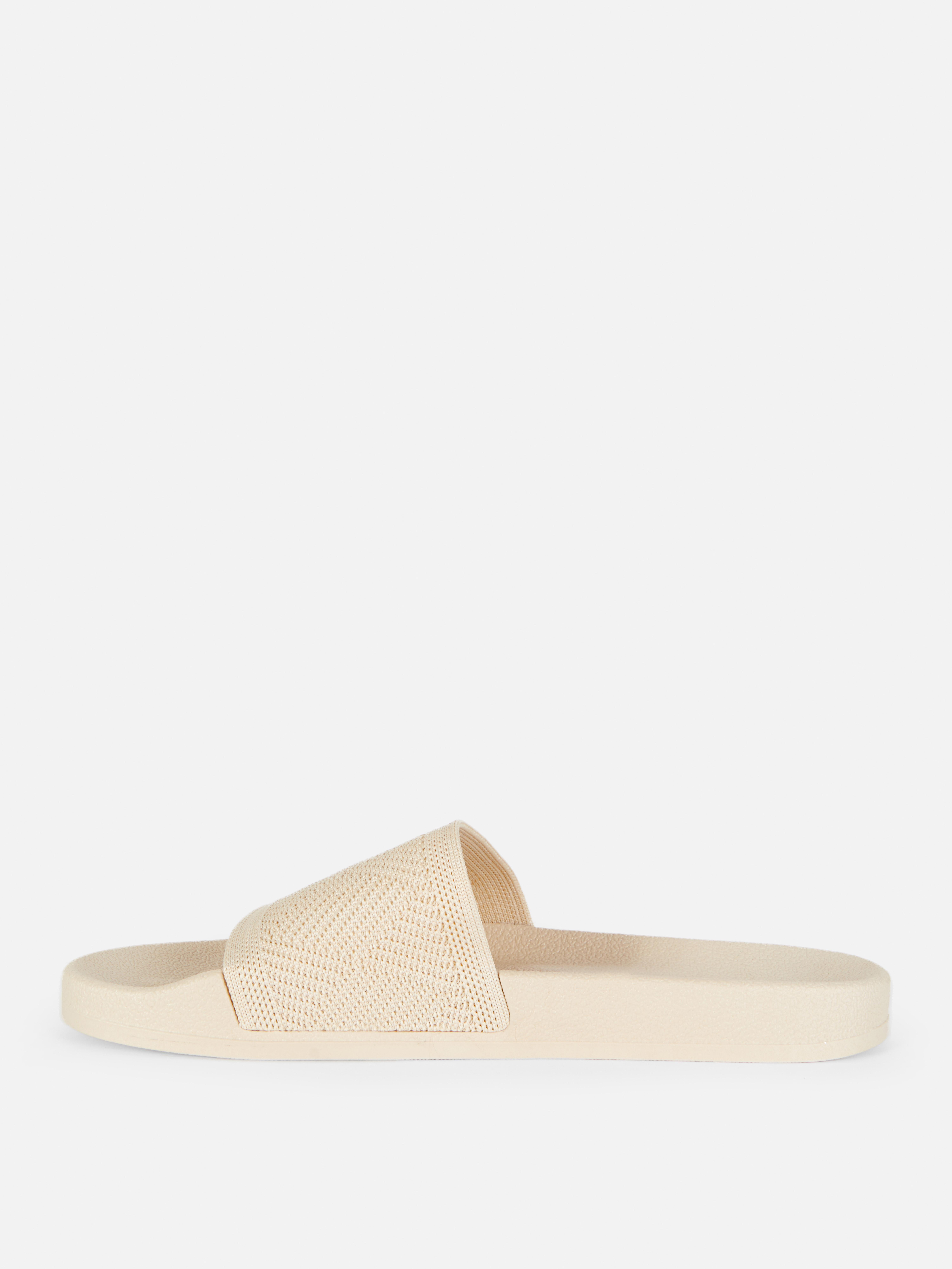 Sandale cu barete croșetate. Oferă-i ținutelor tale însorite un farmec boho cu aceste sandale texturate.