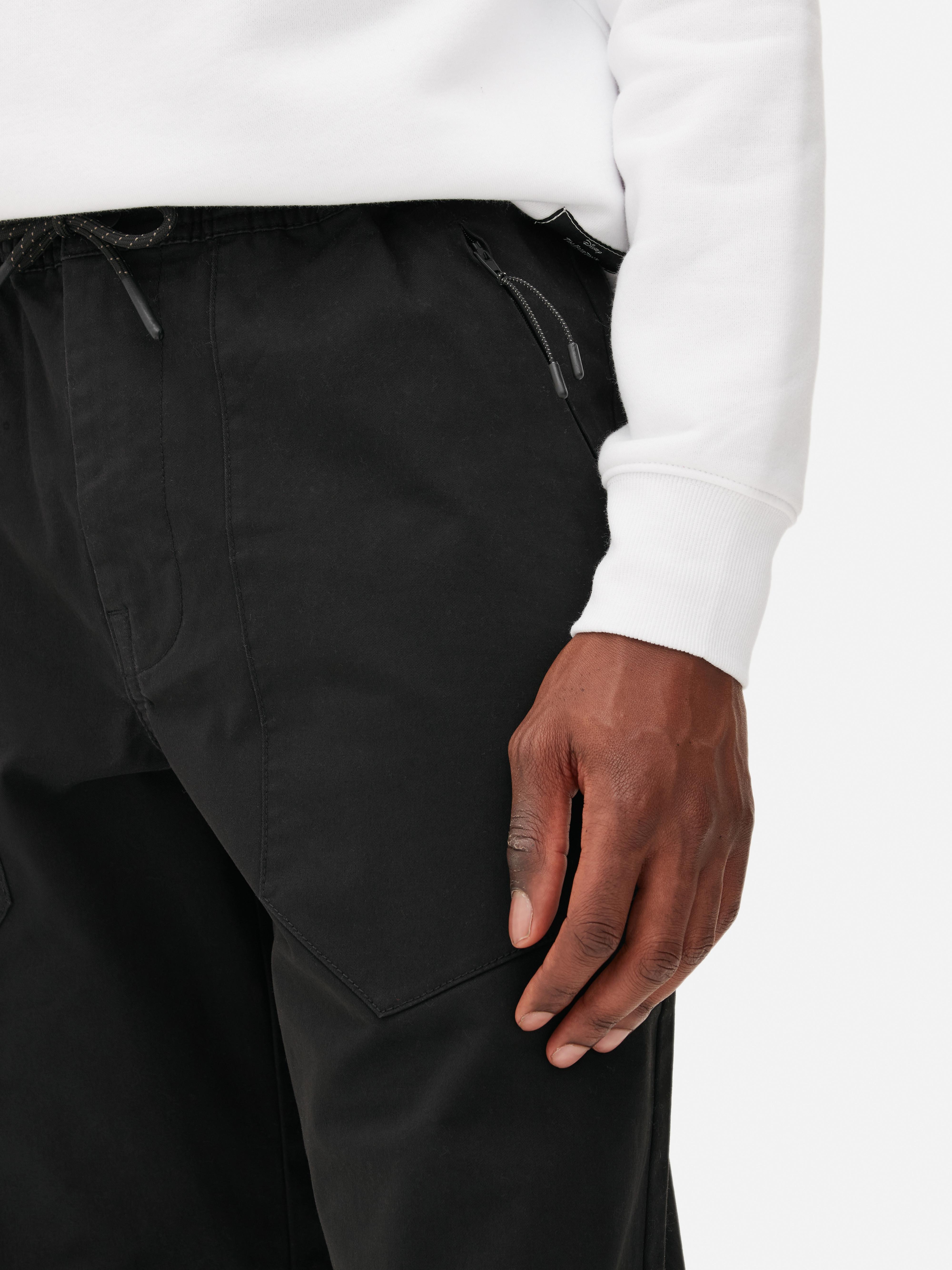 Pantaloni de trening elastici, cu croială lejeră. Știi că te-ai îndrăgostit deja de acești pantaloni de trening cu manșete la gleznă.