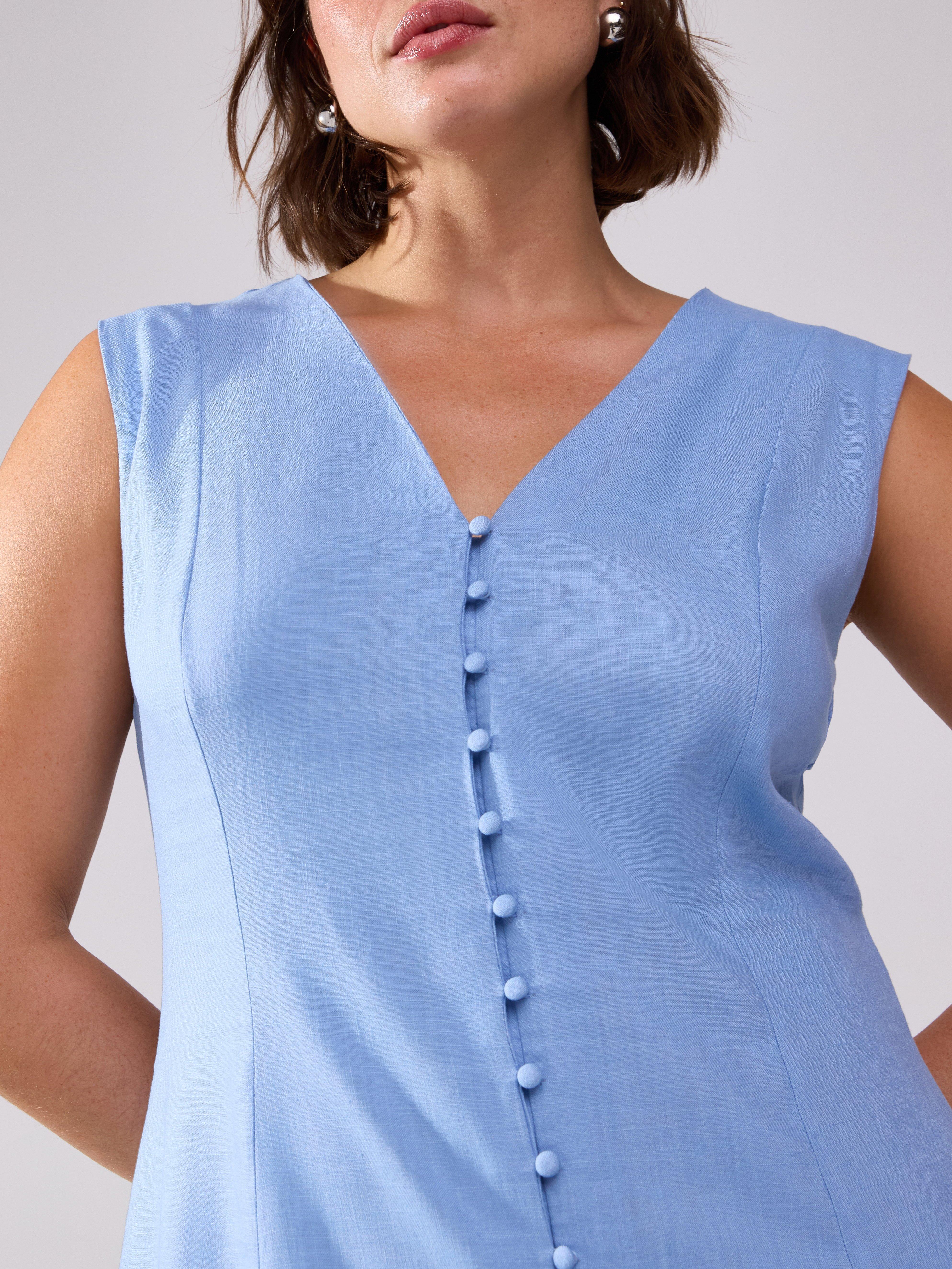 Vestido midi de mezcla de lino en azul claro empolvado.