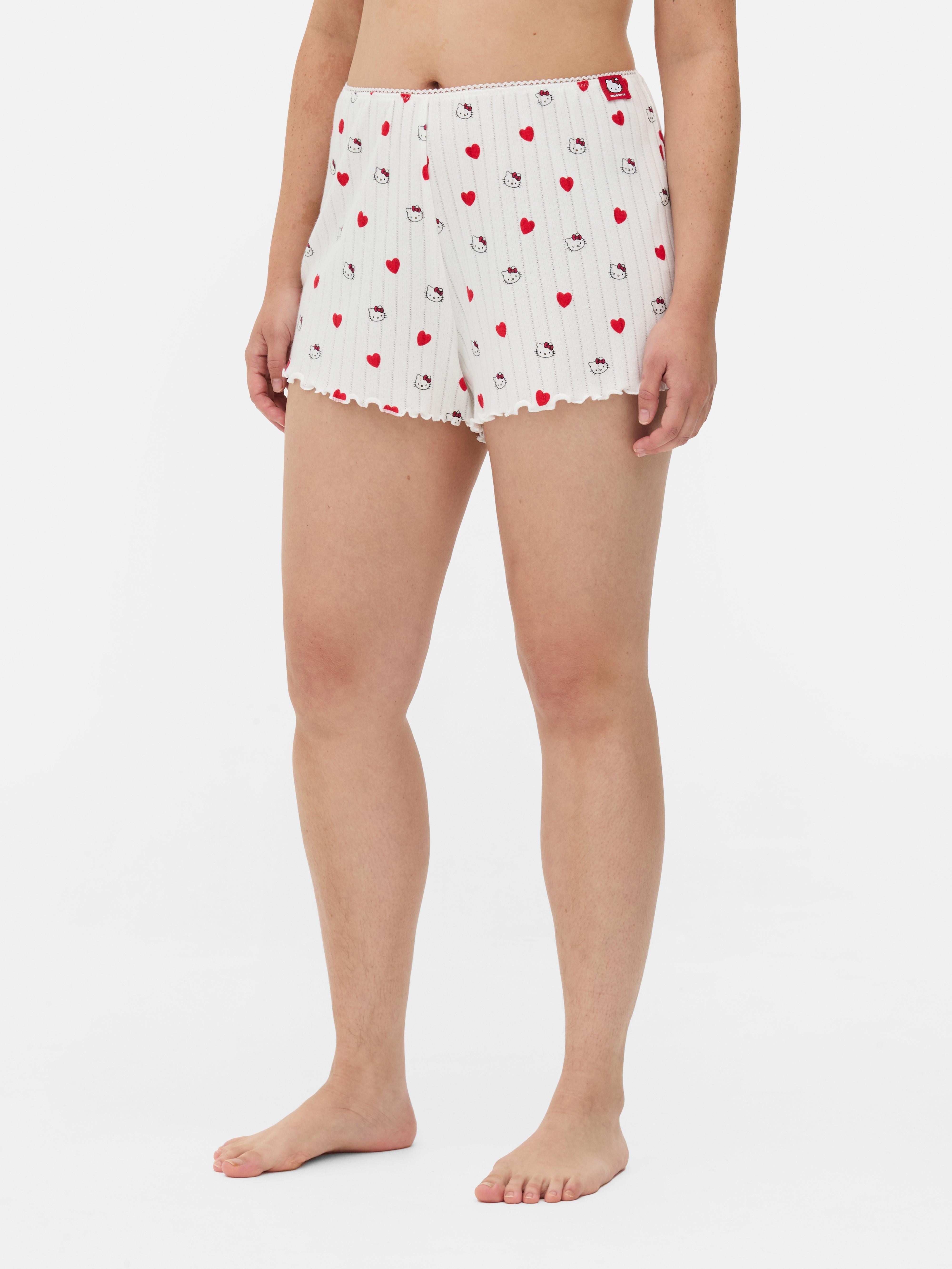 Pantaloni scurți de pijama Hello Kitty cu motive ajurate. Un pantaloni scurți de pijama moi cu motive ajurate, decorați cu motive Hello Kitty.