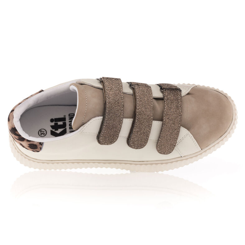 Zapatillas deportivas para mujer color beige.