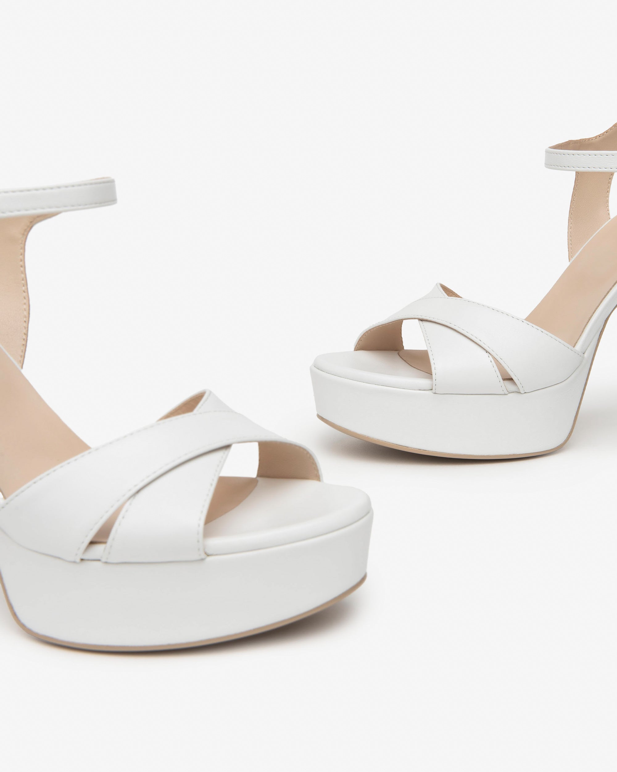  Naisten nahkasandaalit