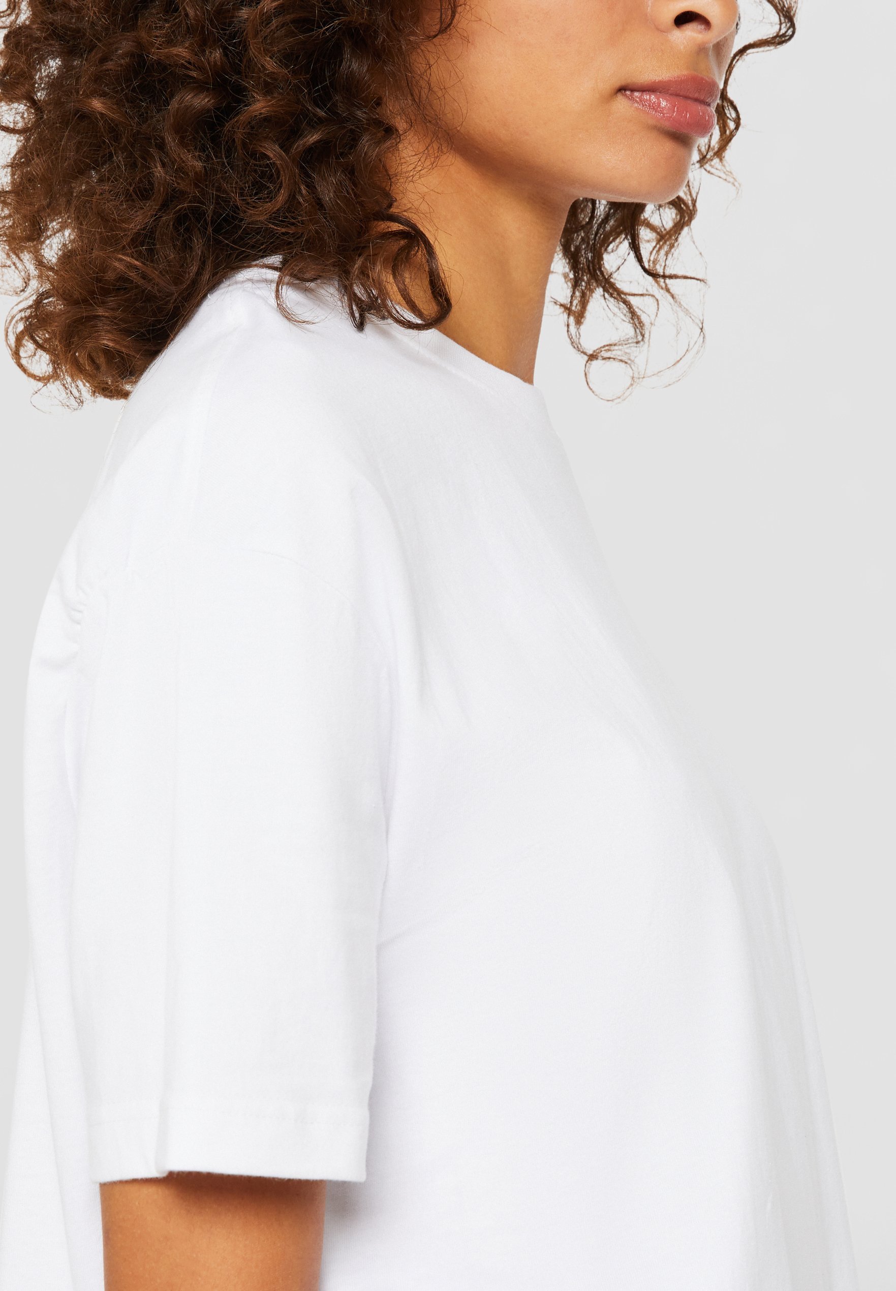 T-shirt basic Urban Classics BOYFRIEND TEE - bianca