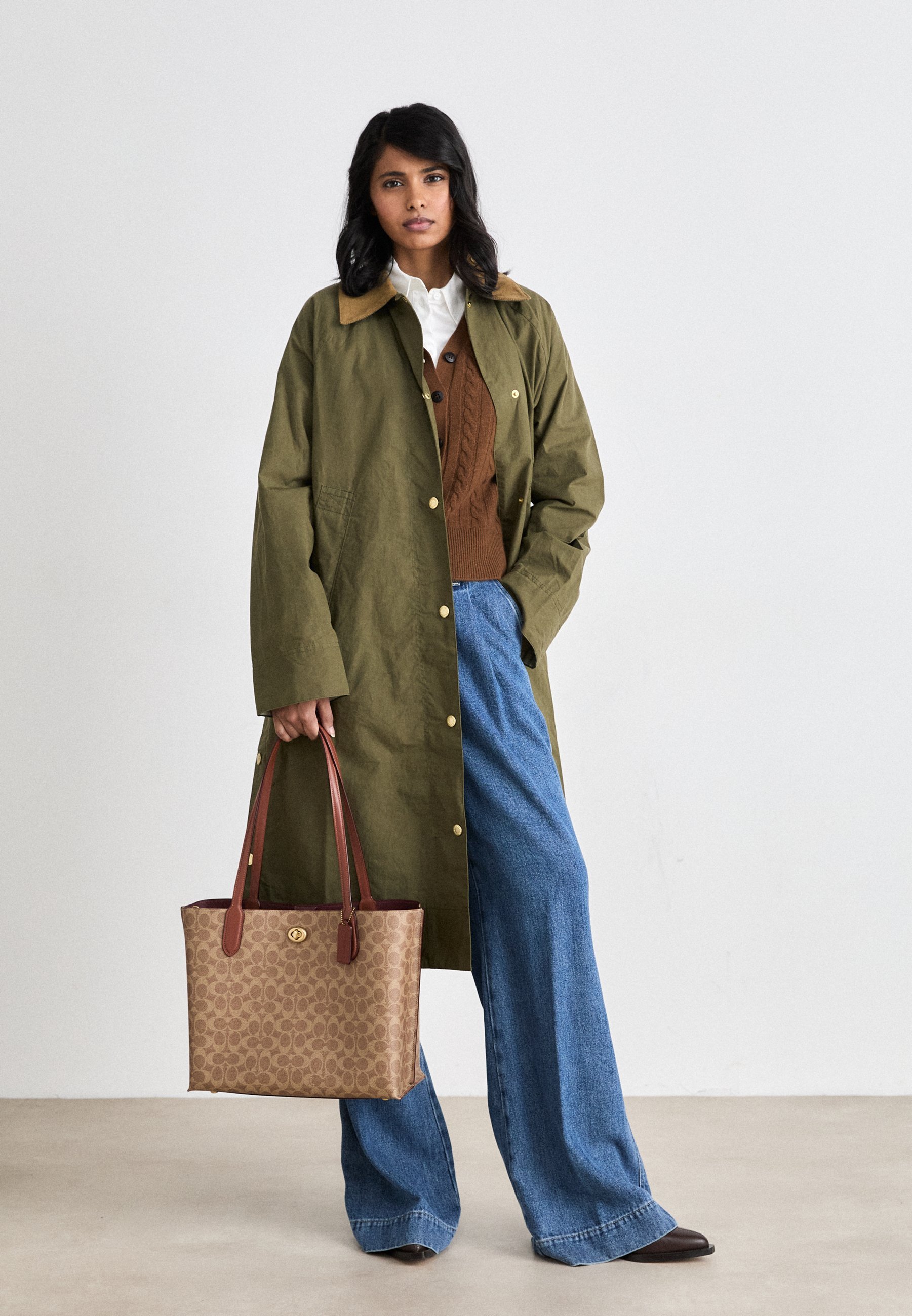 COACH WILLOW TOTE BAG IN SIGNATURE CANVAS - Kabelka - black
