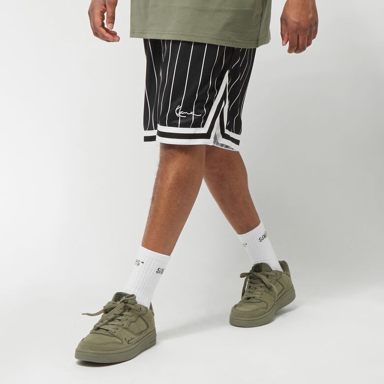 Kleine Mesh-Shorts mit charakteristischem Nadelstreifenmuster