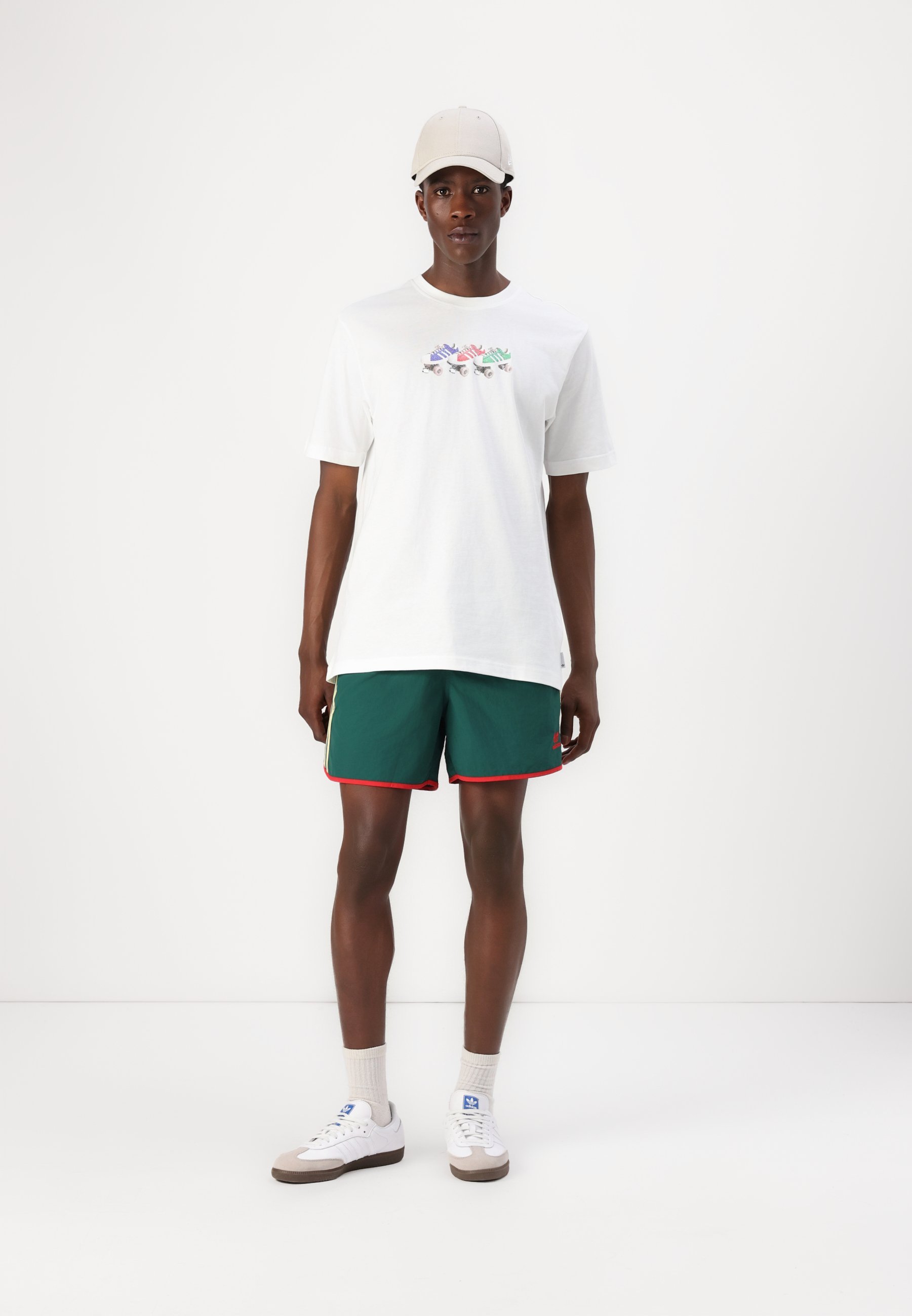 adidas Originals SPRINTER - Shorts - collegegroen/poedergeel
