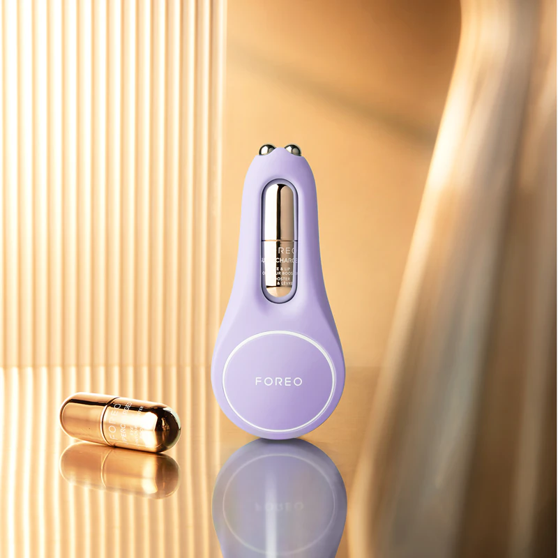 FOREO BEAR™ 2 é um dispositivo de tonificação por microcorrente para a área dos olhos e lábios.