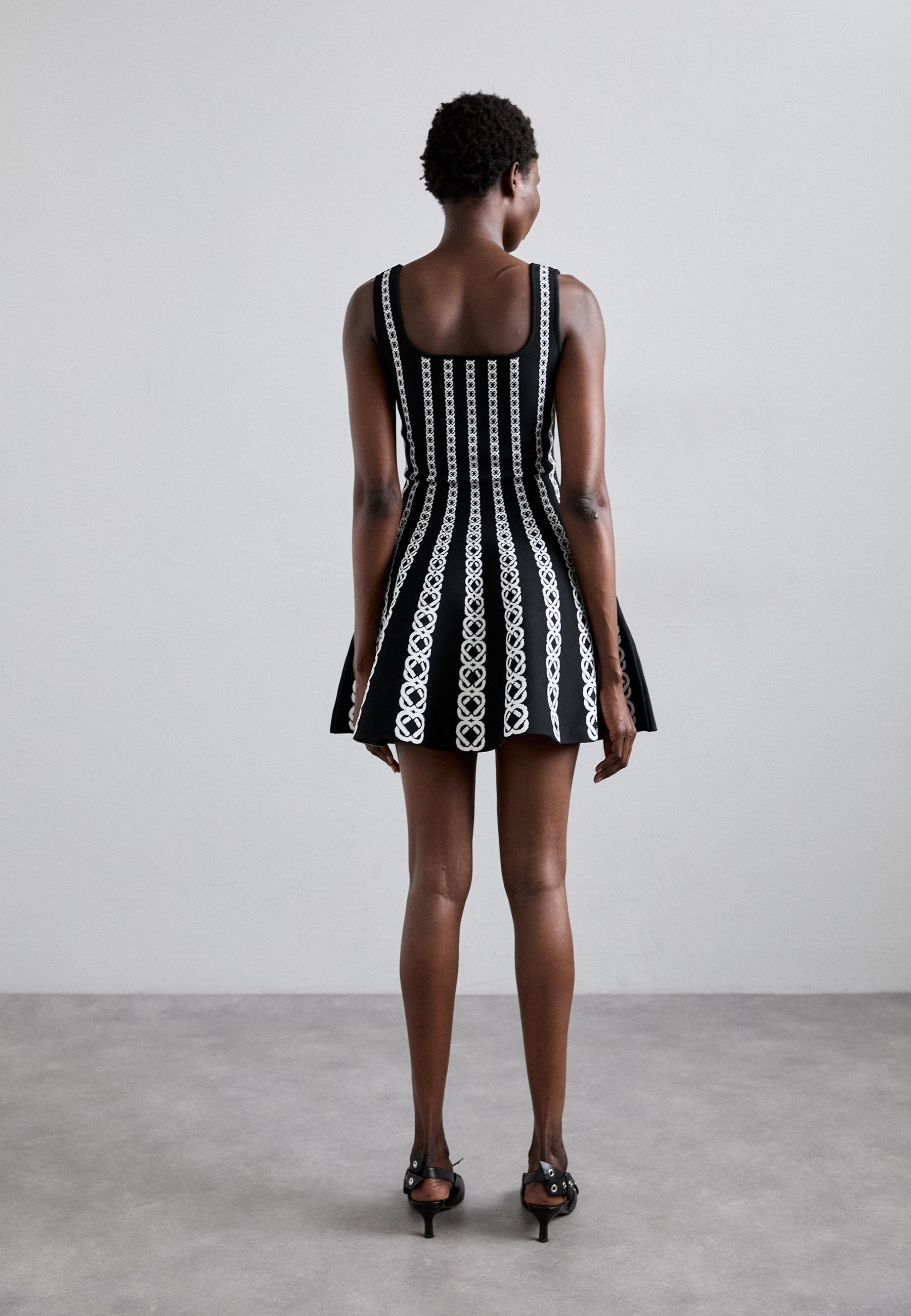 Maje RUSSELGO - Strikkekjole - white/black