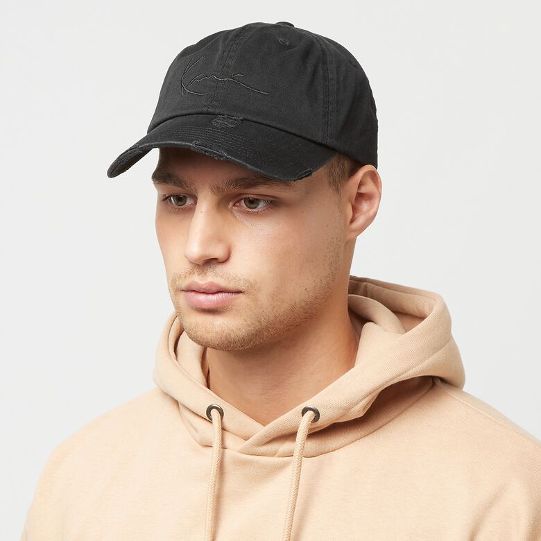 Cappellino con ricamo firmato, danneggiato e lavato