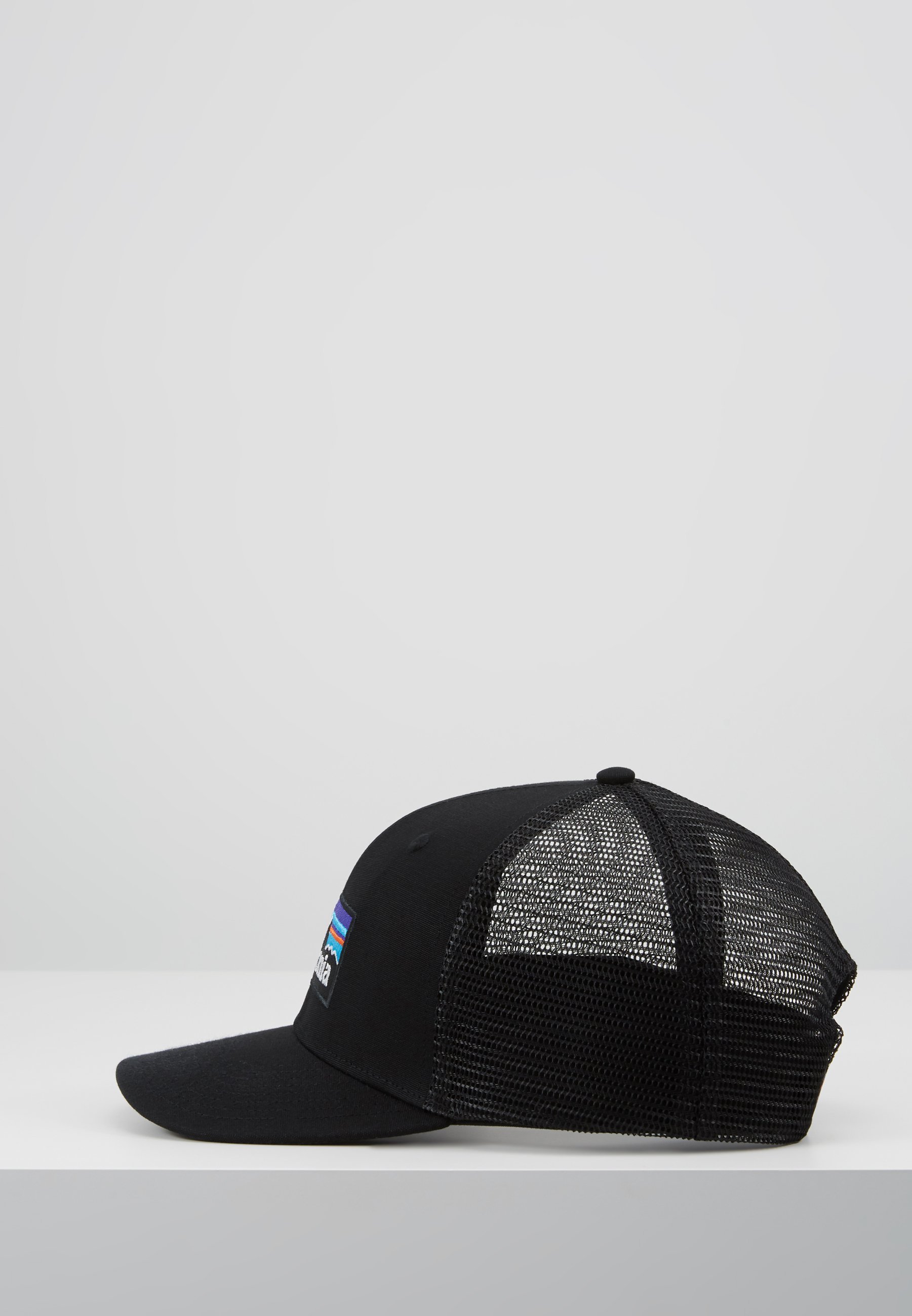 Patagonia P-6 LOGO TRUCKER HAT UNISEX - Lue - black