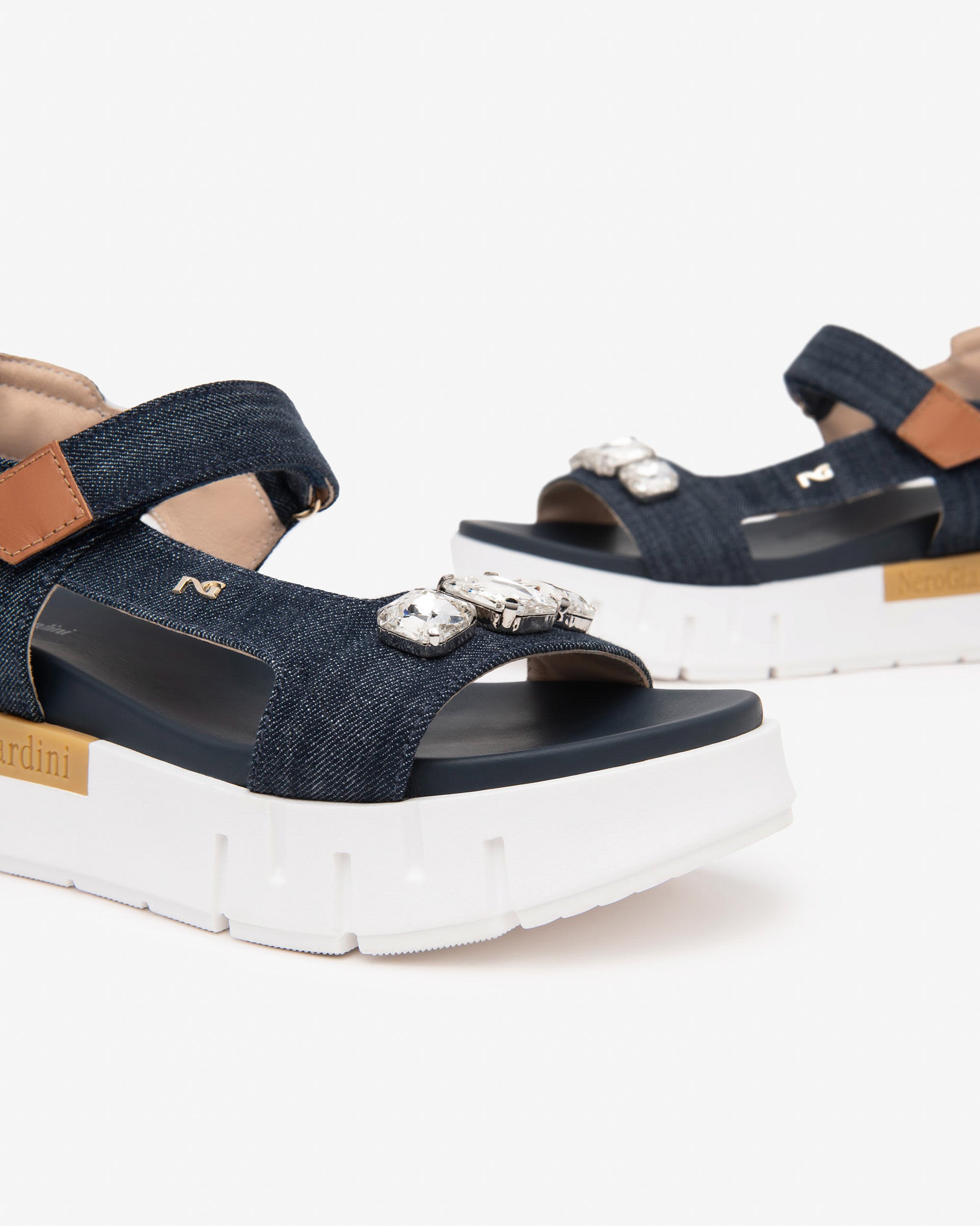  Damen-Sandalen aus Stoff und Leder