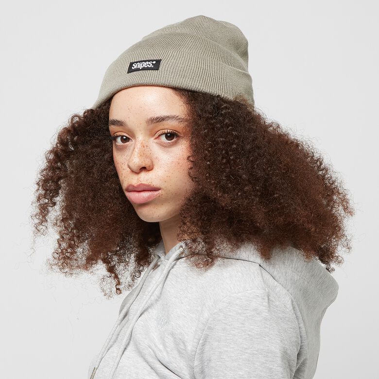 Gorro básico con logo y etiqueta tejida