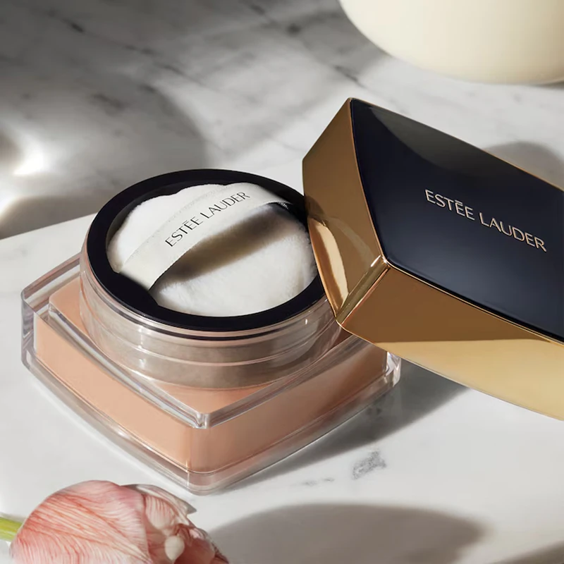 pó solto Estée Lauder Double Wear Sheer Flattery é uma base em pó que proporciona um look natural.