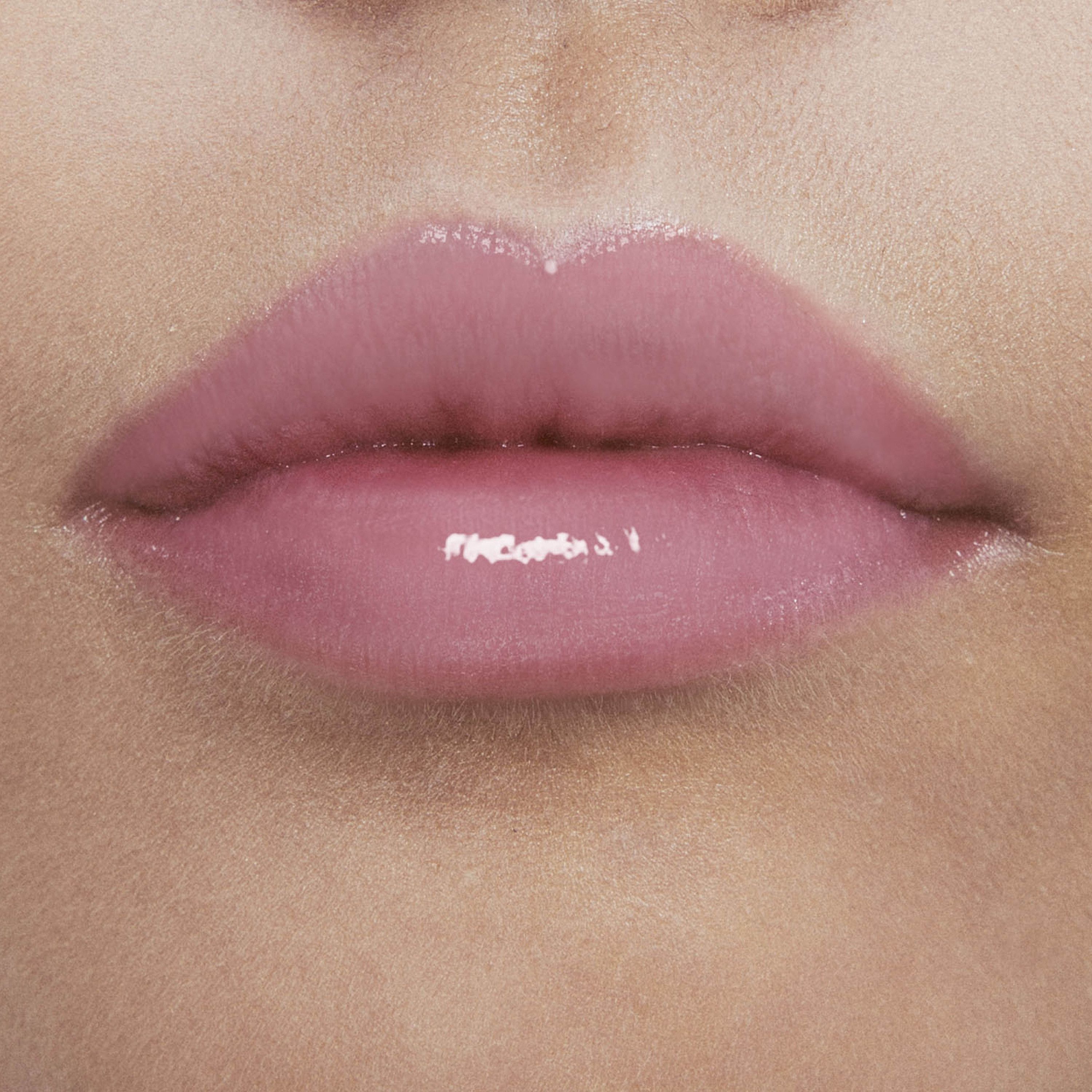 Балзам за усне Loveshine Candy Glow Луксузни балзами за усне и нега