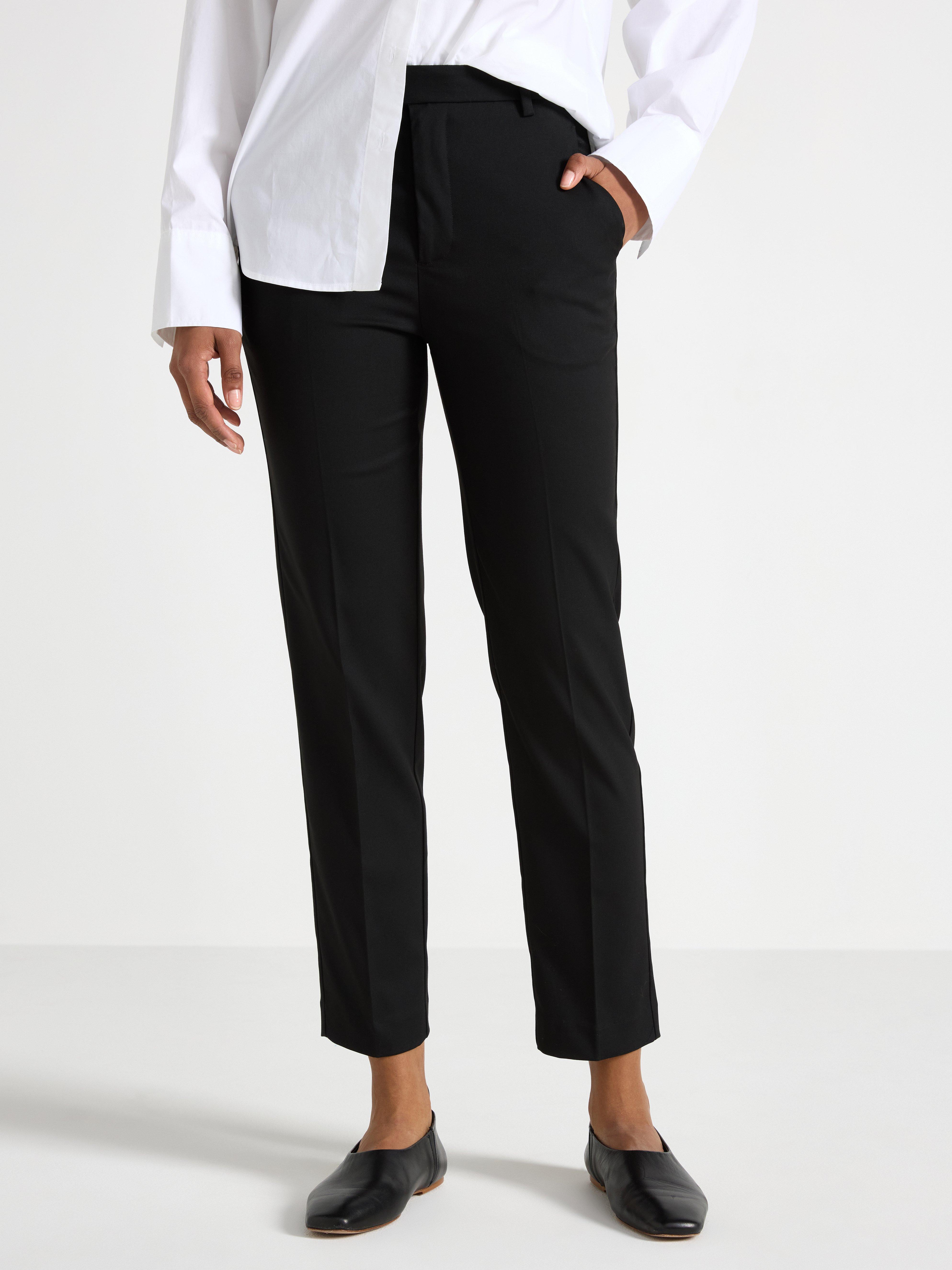 Pantalones cortos POLLY con perneras extralargas, color negro.