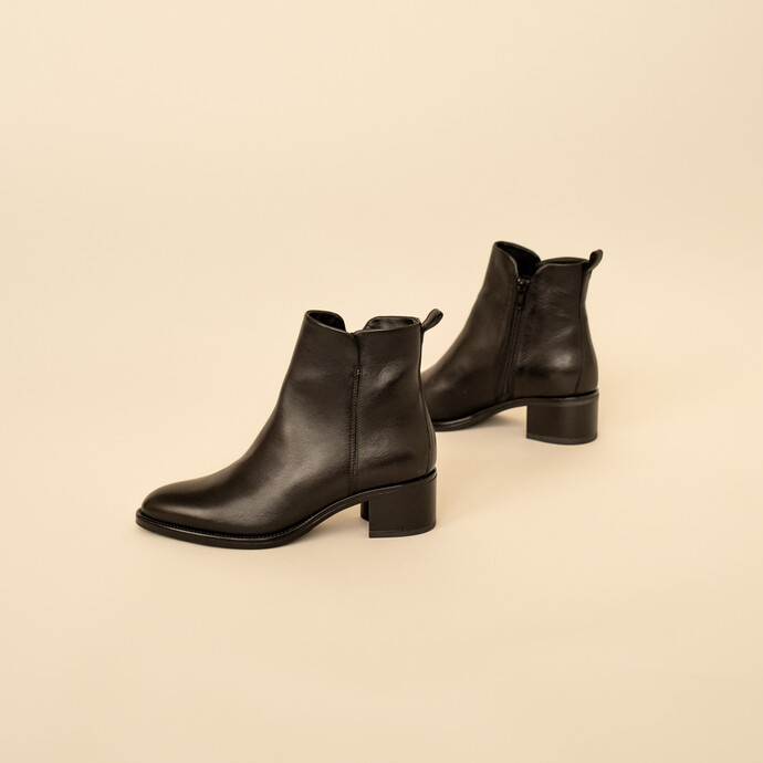 Bottines à talons et bouts pointus  en cuir noir