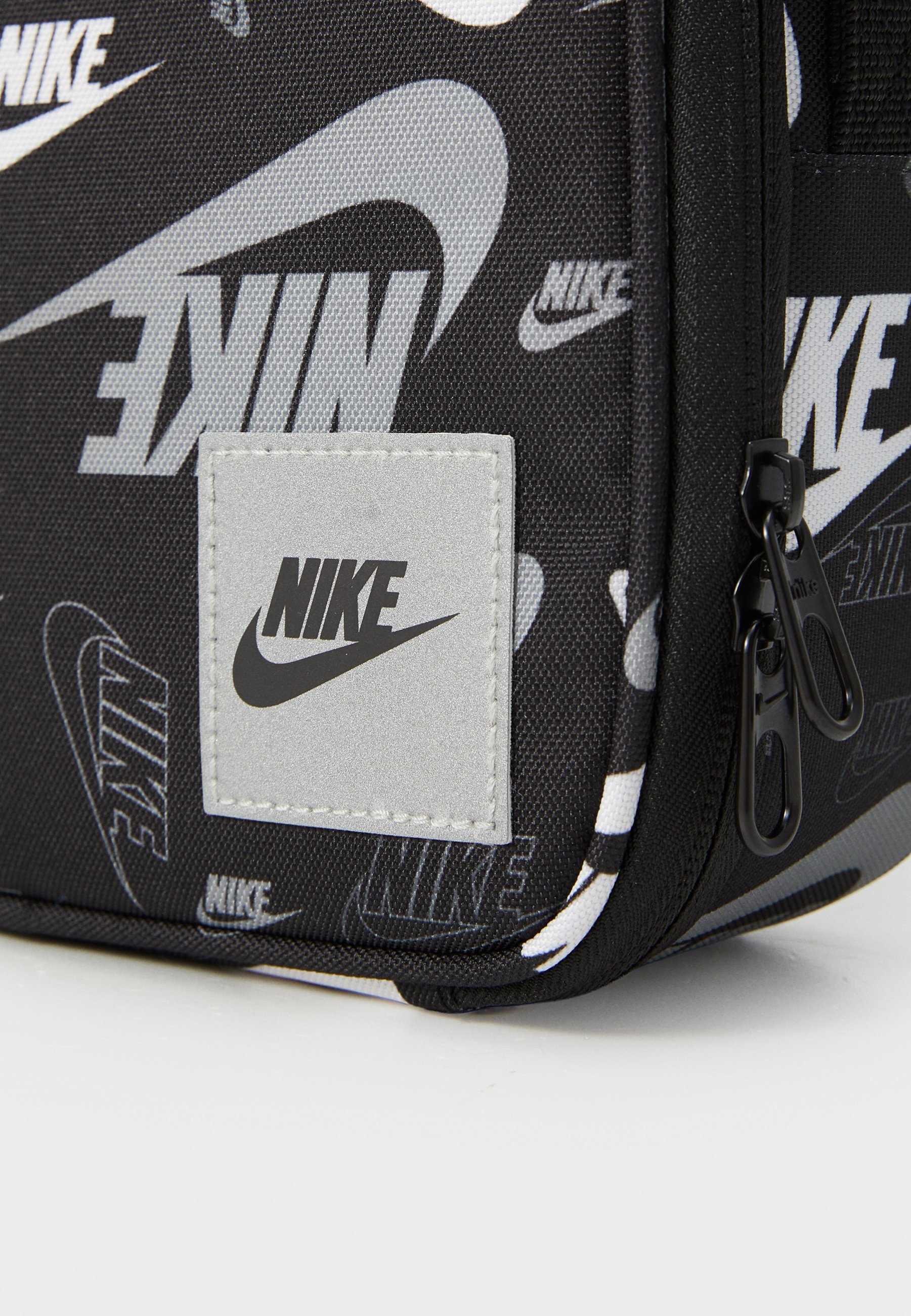 Nike Sportswear FUTURA HARD LINER LUNCH TAS UNISEX - Lunchbox - zwart/rookgrijs